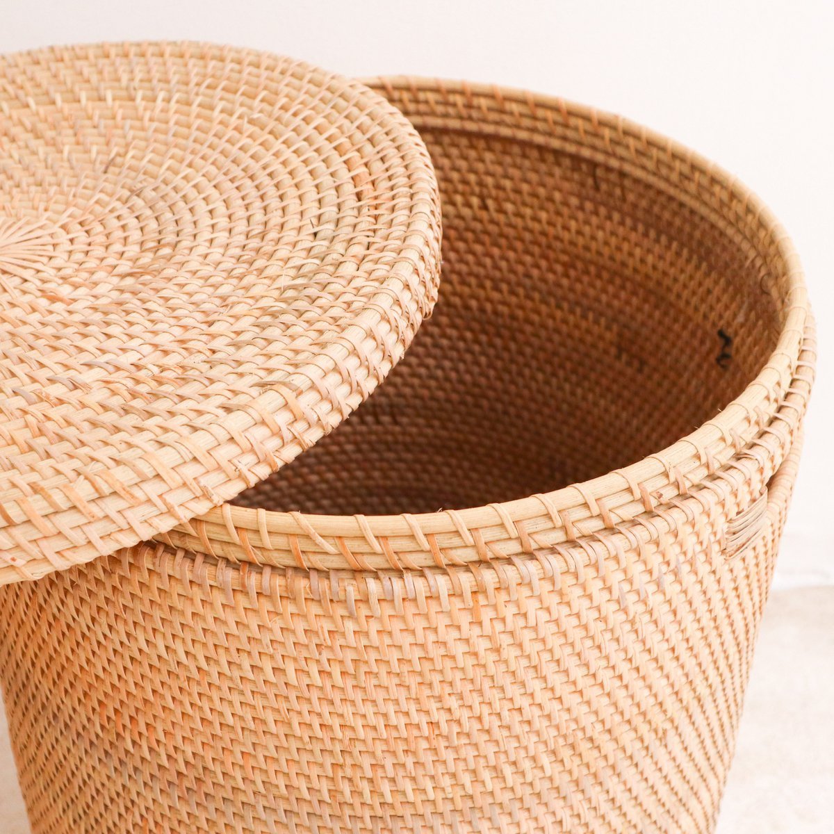 sari mand met deksel – handgemaakte rotan was- en opbergmand – soeji (maat m of L) Soeji