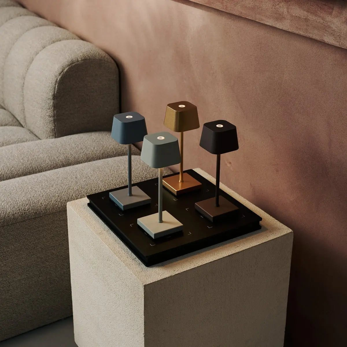 Sarphati Mini Gold draadloze tafellamp perfect voor horeca -industrie - draadloos oplaadbaar via laadstation, dimbare lamp en 3 lichtmodi Tavellio - Amsterdam