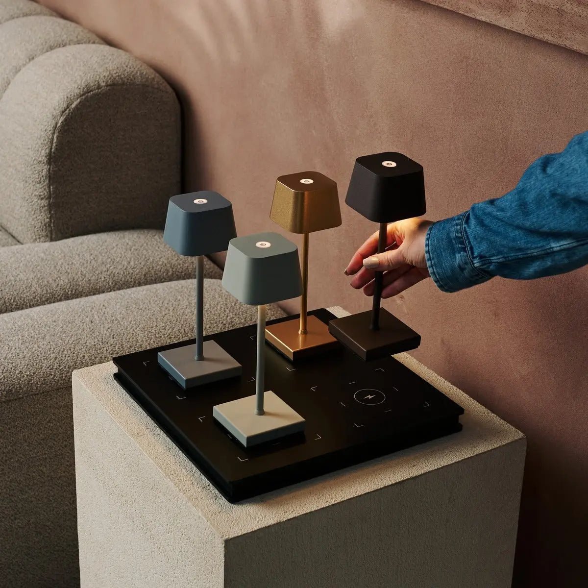 Sarphati Mini Gold draadloze tafellamp perfect voor horeca -industrie - draadloos oplaadbaar via laadstation, dimbare lamp en 3 lichtmodi Tavellio - Amsterdam