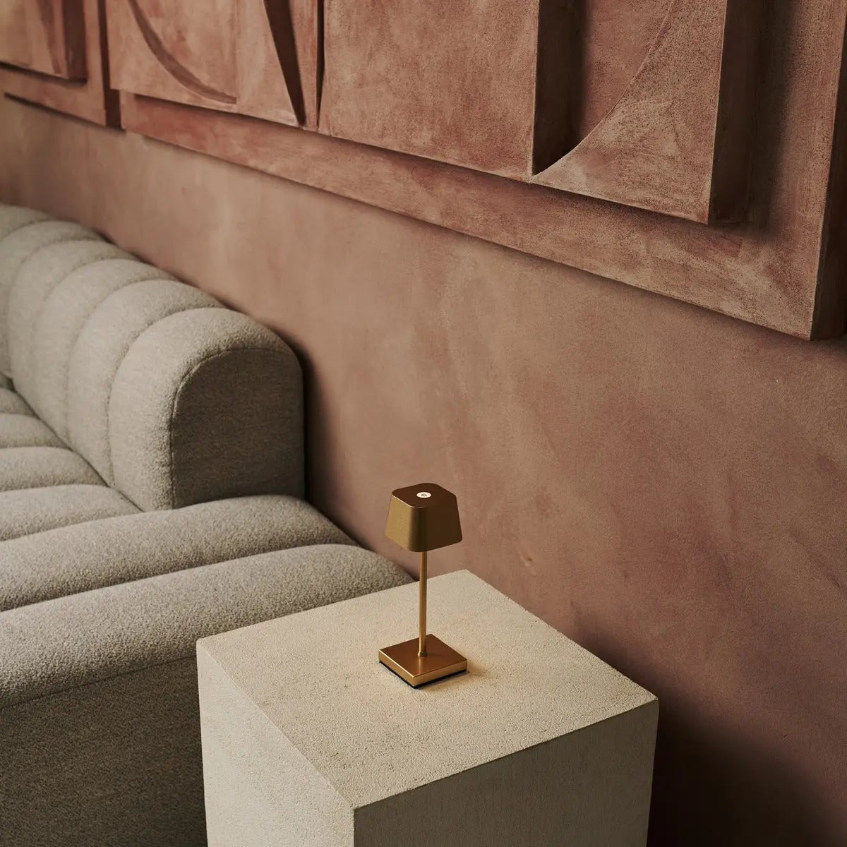 Sarphati Mini Gold draadloze tafellamp perfect voor horeca -industrie - draadloos oplaadbaar via laadstation, dimbare lamp en 3 lichtmodi Tavellio - Amsterdam