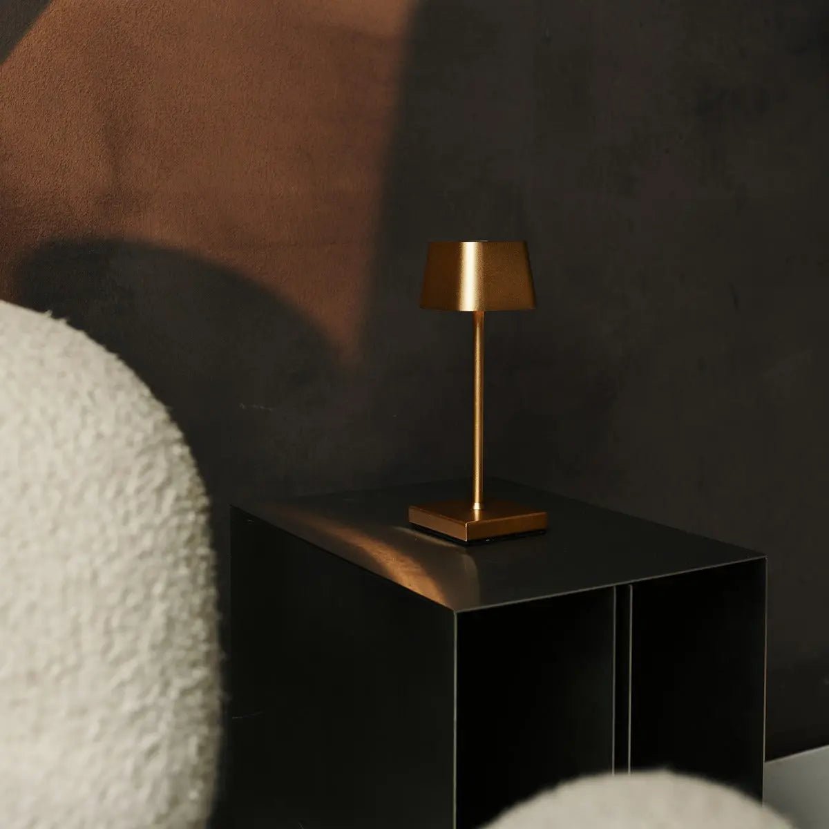 Sarphati Mini Gold draadloze tafellamp perfect voor horeca -industrie - draadloos oplaadbaar via laadstation, dimbare lamp en 3 lichtmodi Tavellio - Amsterdam