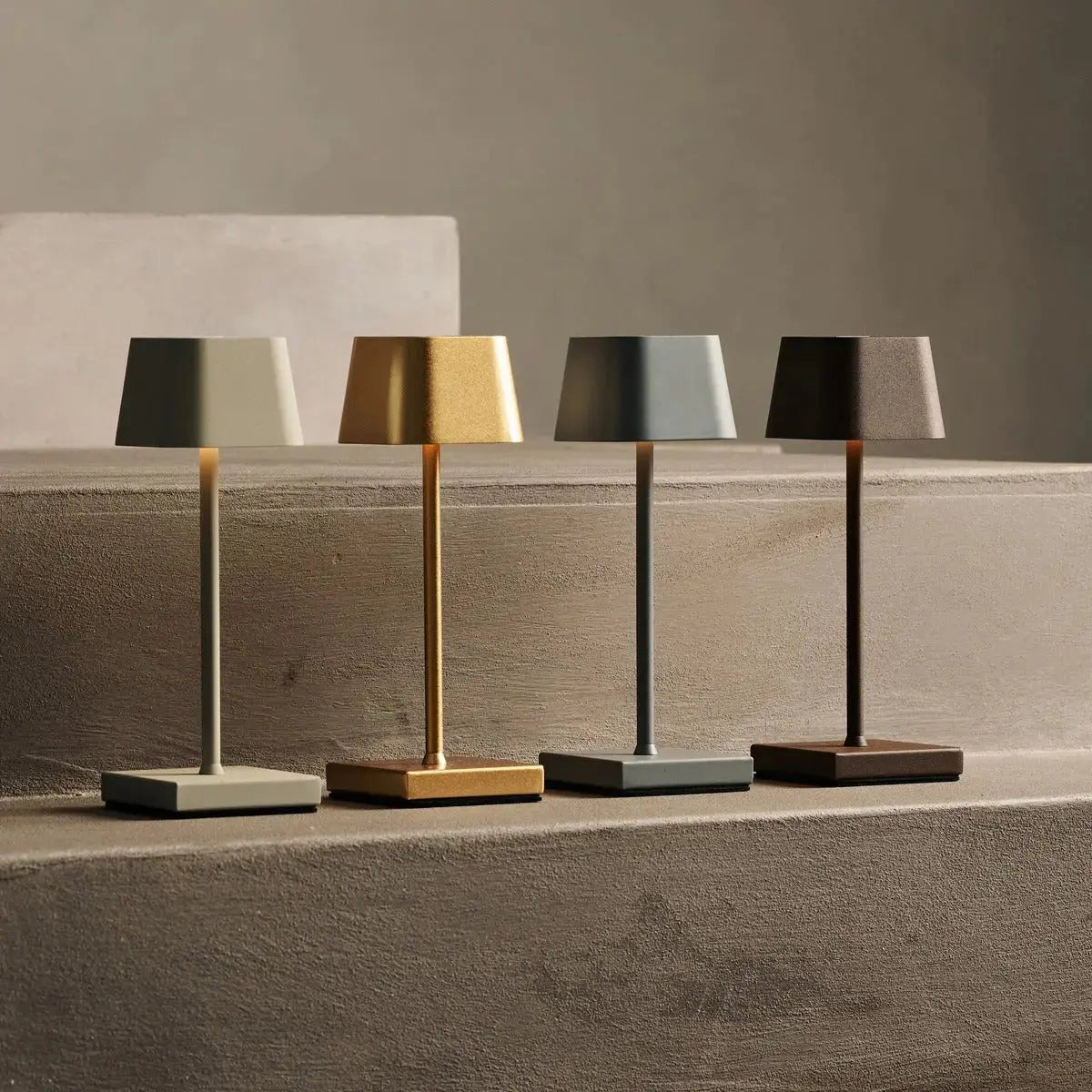 Sarphati Mini Gold draadloze tafellamp perfect voor horeca -industrie - draadloos oplaadbaar via laadstation, dimbare lamp en 3 lichtmodi Tavellio - Amsterdam