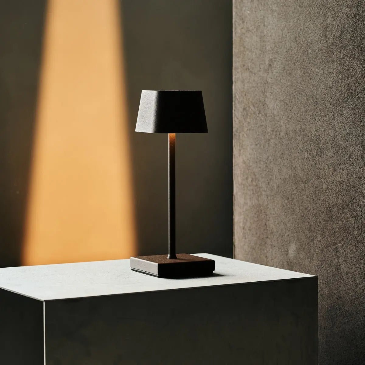 Sarphati Mini Mocha Bruin Draadloze tafellamp - Draadloos oplaadbaar via laadstation, dimbare lamp en 3 lichtmodi Tavellio - Amsterdam