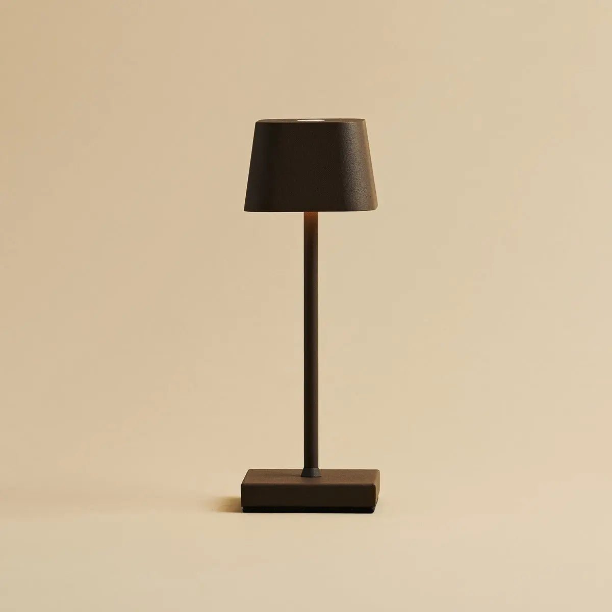 Sarphati Mini Mocha Bruin Draadloze tafellamp - Draadloos oplaadbaar via laadstation, dimbare lamp en 3 lichtmodi Tavellio - Amsterdam