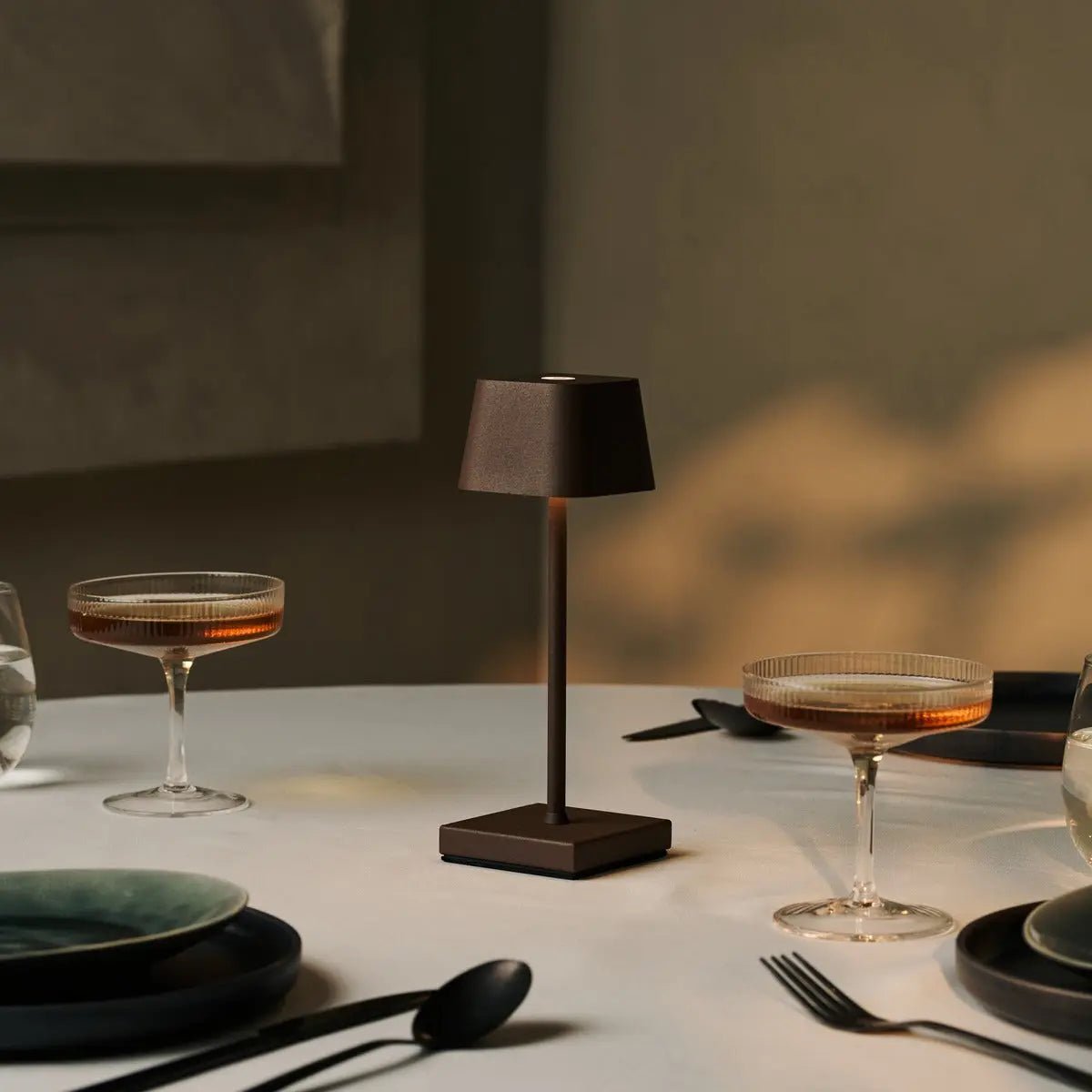 Sarphati Mini Mocha Bruin Draadloze tafellamp - Draadloos oplaadbaar via laadstation, dimbare lamp en 3 lichtmodi Tavellio - Amsterdam