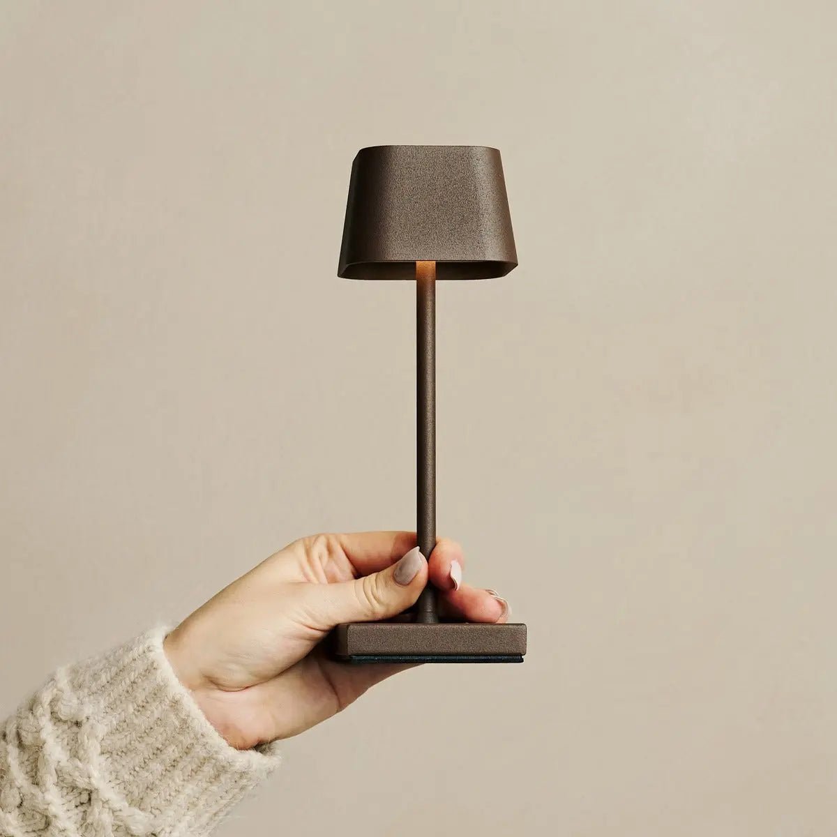 Sarphati Mini Mocha Bruin Draadloze tafellamp - Draadloos oplaadbaar via laadstation, dimbare lamp en 3 lichtmodi Tavellio - Amsterdam