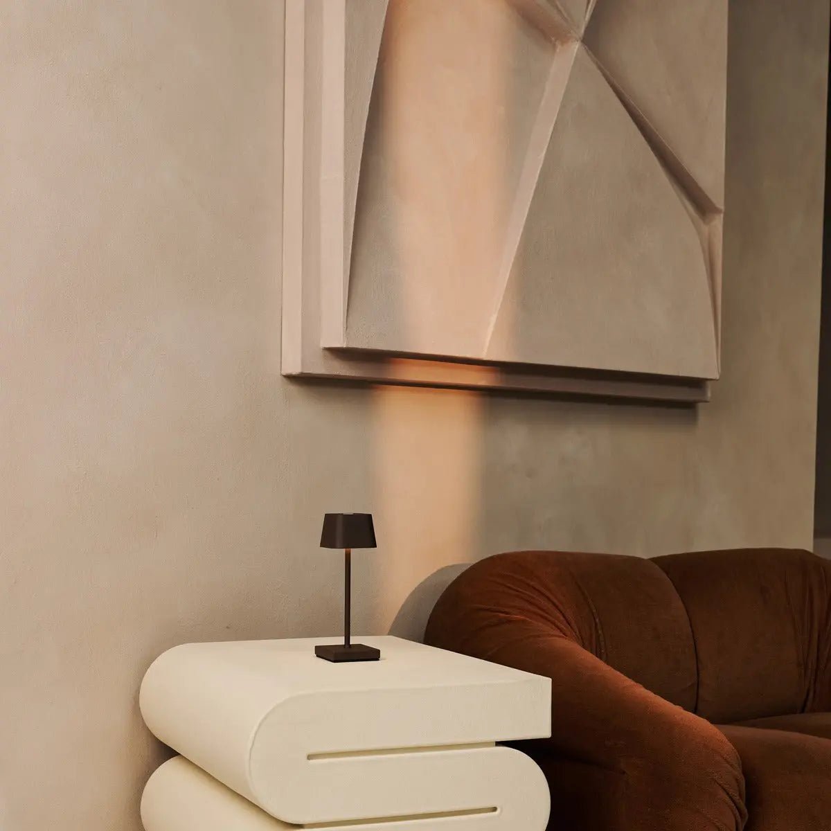 Sarphati Mini Mocha Bruin Draadloze tafellamp - Draadloos oplaadbaar via laadstation, dimbare lamp en 3 lichtmodi Tavellio - Amsterdam