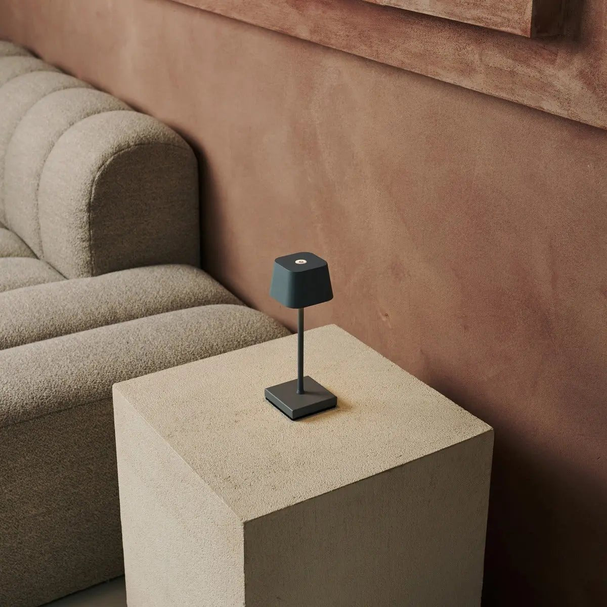 Sarphati Mini Mouse Grijs Draadloze tafellamp -WiReless oplaadbaar via laadstation, dimbare lamp en 3 lichtmodi Tavellio - Amsterdam