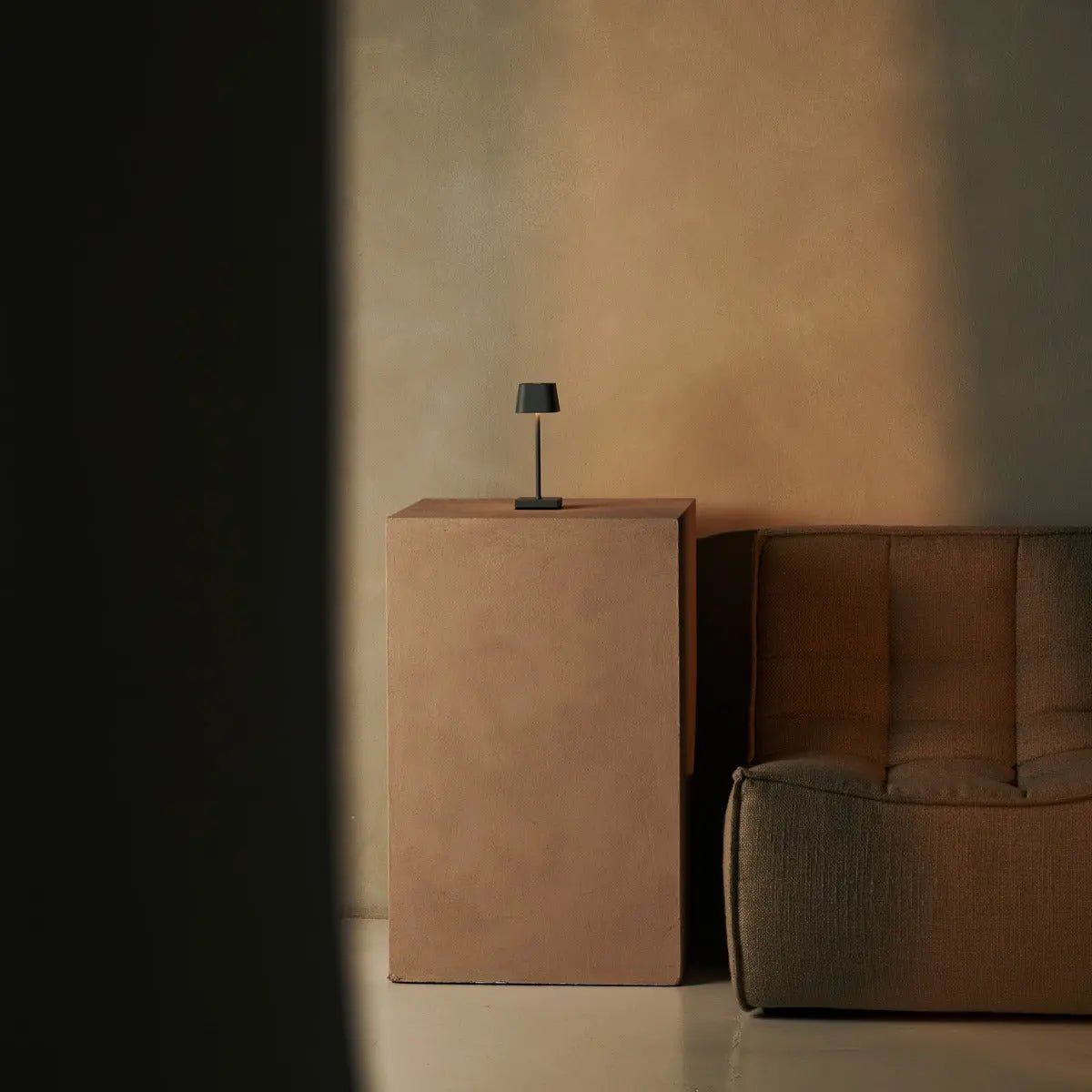 Sarphati Mini Mouse Grijs Draadloze tafellamp -WiReless oplaadbaar via laadstation, dimbare lamp en 3 lichtmodi Tavellio - Amsterdam