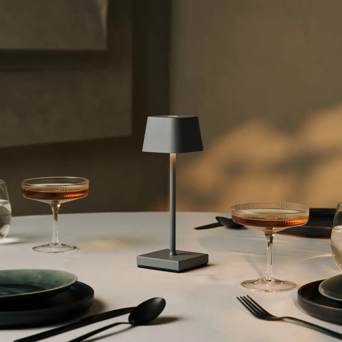 Sarphati Mini Mouse Grijs Draadloze tafellamp -WiReless oplaadbaar via laadstation, dimbare lamp en 3 lichtmodi Tavellio - Amsterdam