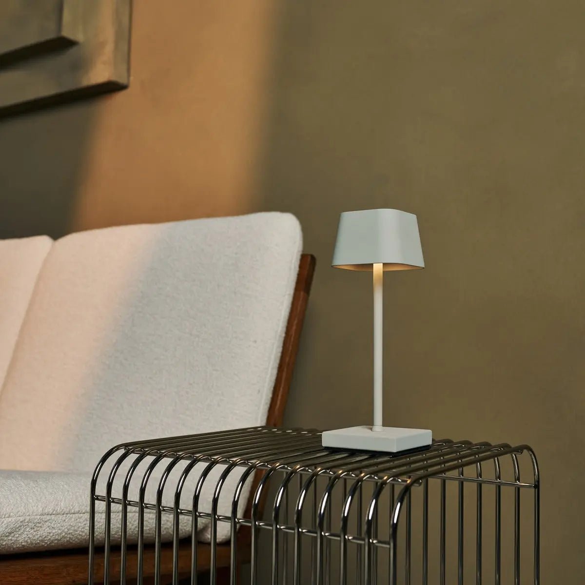 Sarphati Mini Shadow Gray Draadloze tafellamp -WiReless oplaadbaar via laadstation, dimbare lamp en 3 lichtmodi Tavellio - Amsterdam