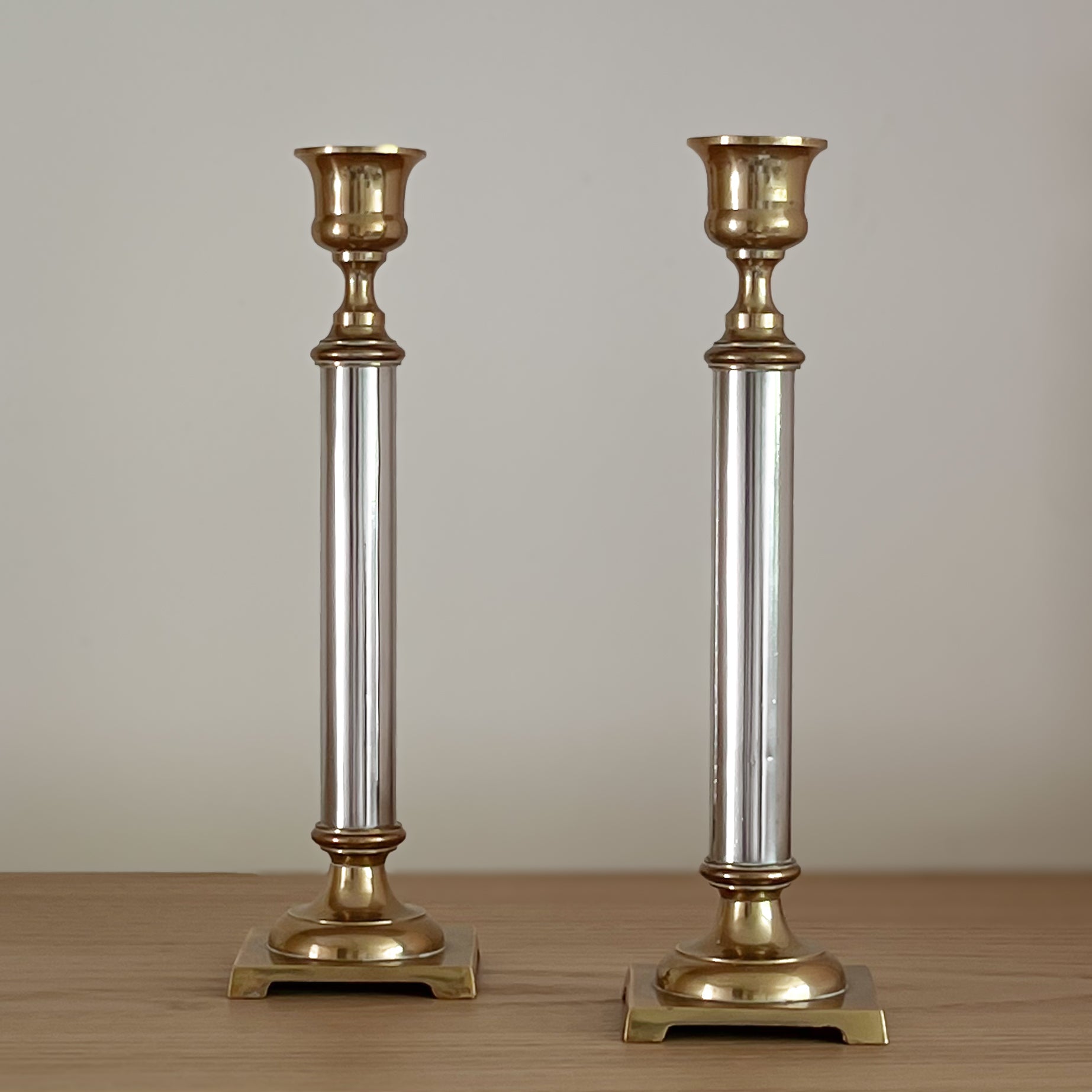 set klassieke pre-loved kaarsenstandaarden – messingkleurig en zilverkleurig metaal Noii HOME