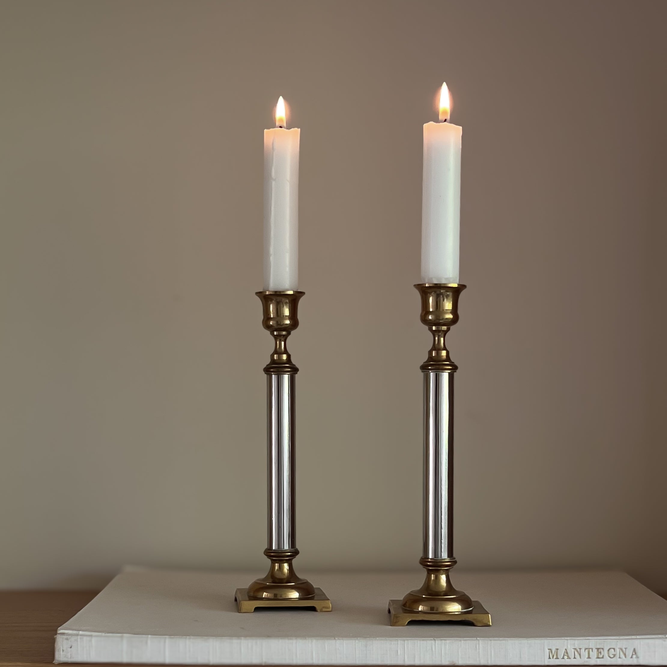 set pre-loved kaarsenstandaarden – messingkleurig en zilverkleurig metaal Noii HOME