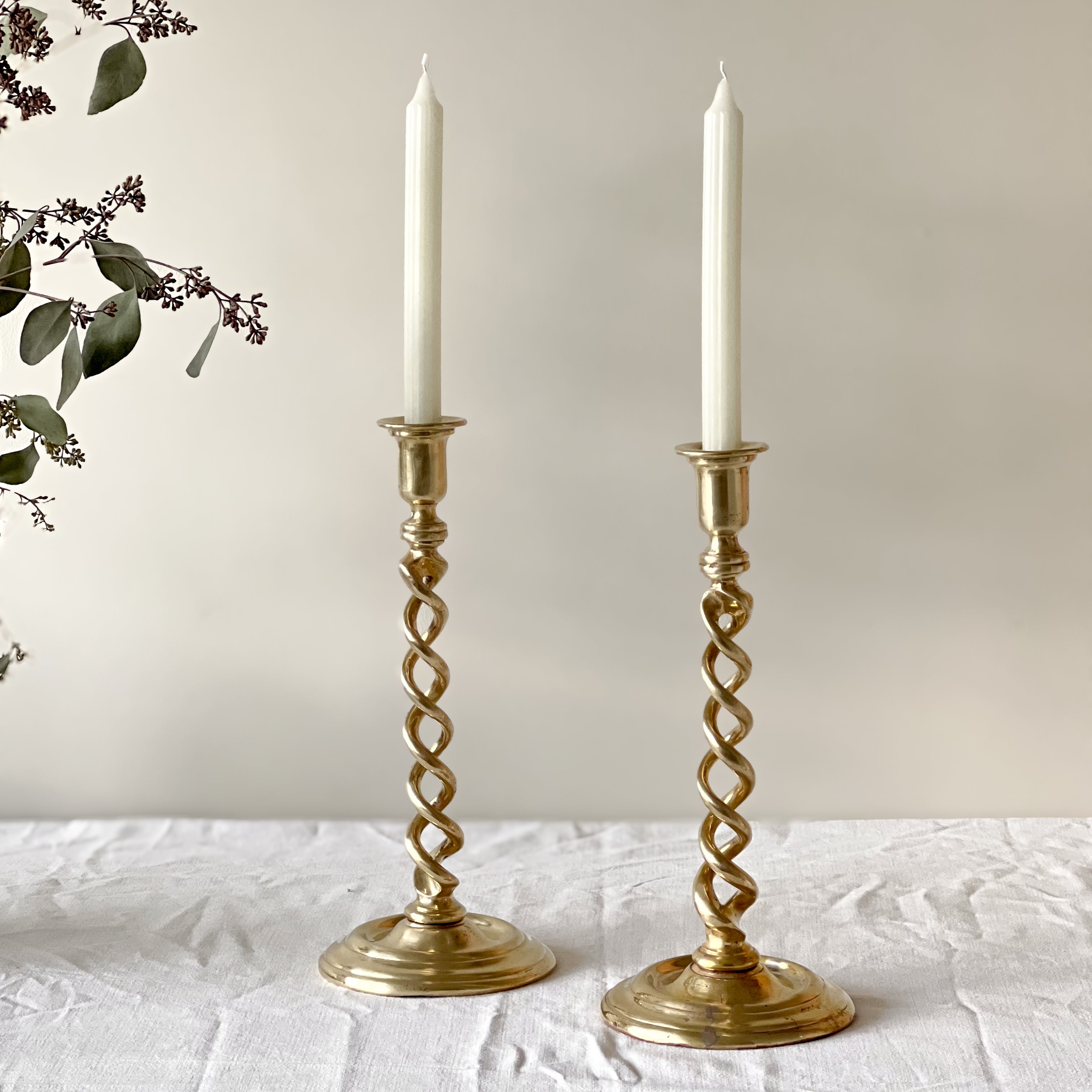 set van 2 hoge vintage messing kandelaars in spiraalvorm Noii HOME