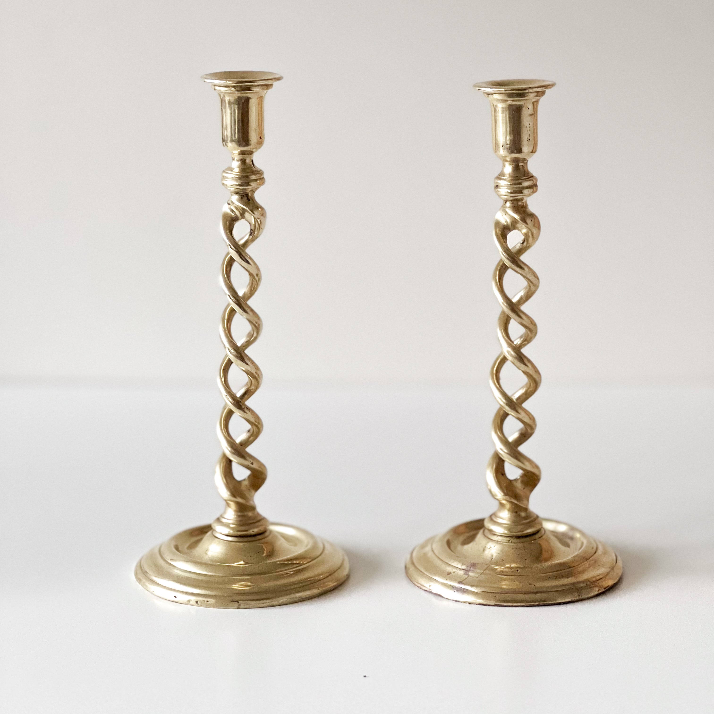 set van 2 hoge vintage messing kandelaars in spiraalvorm Noii HOME