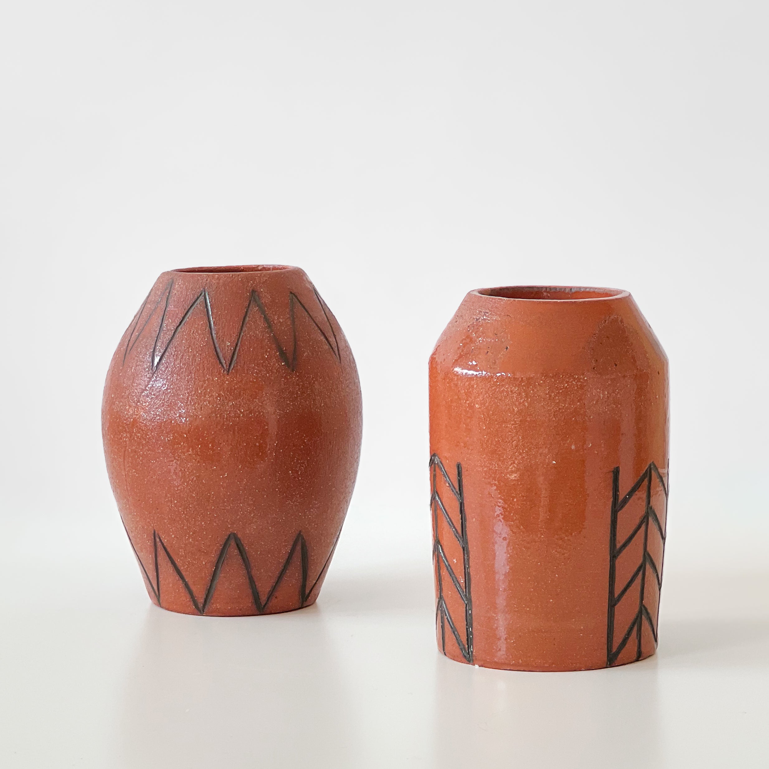 set van 2 keramieken vaasjes met patroon – roodbruin – pre-loved Noii HOME