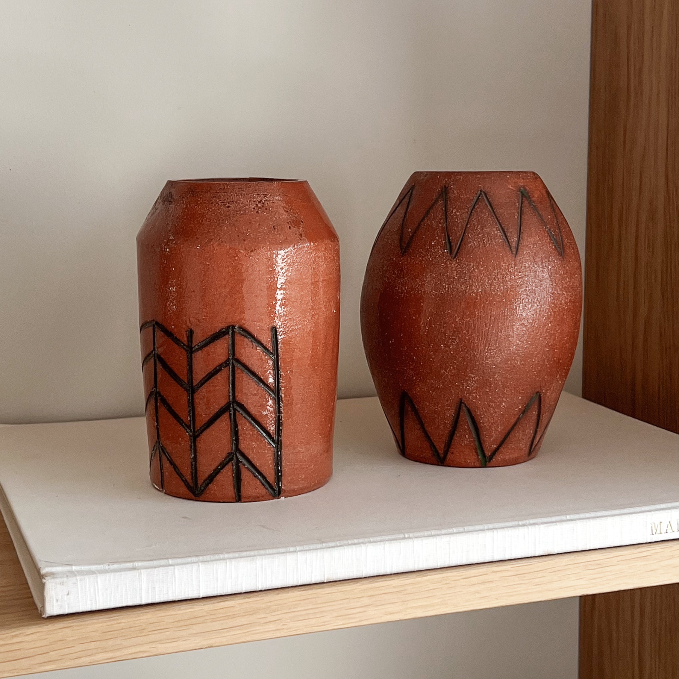 set van 2 keramieken vaasjes met patroon – roodbruin – pre-loved Noii HOME