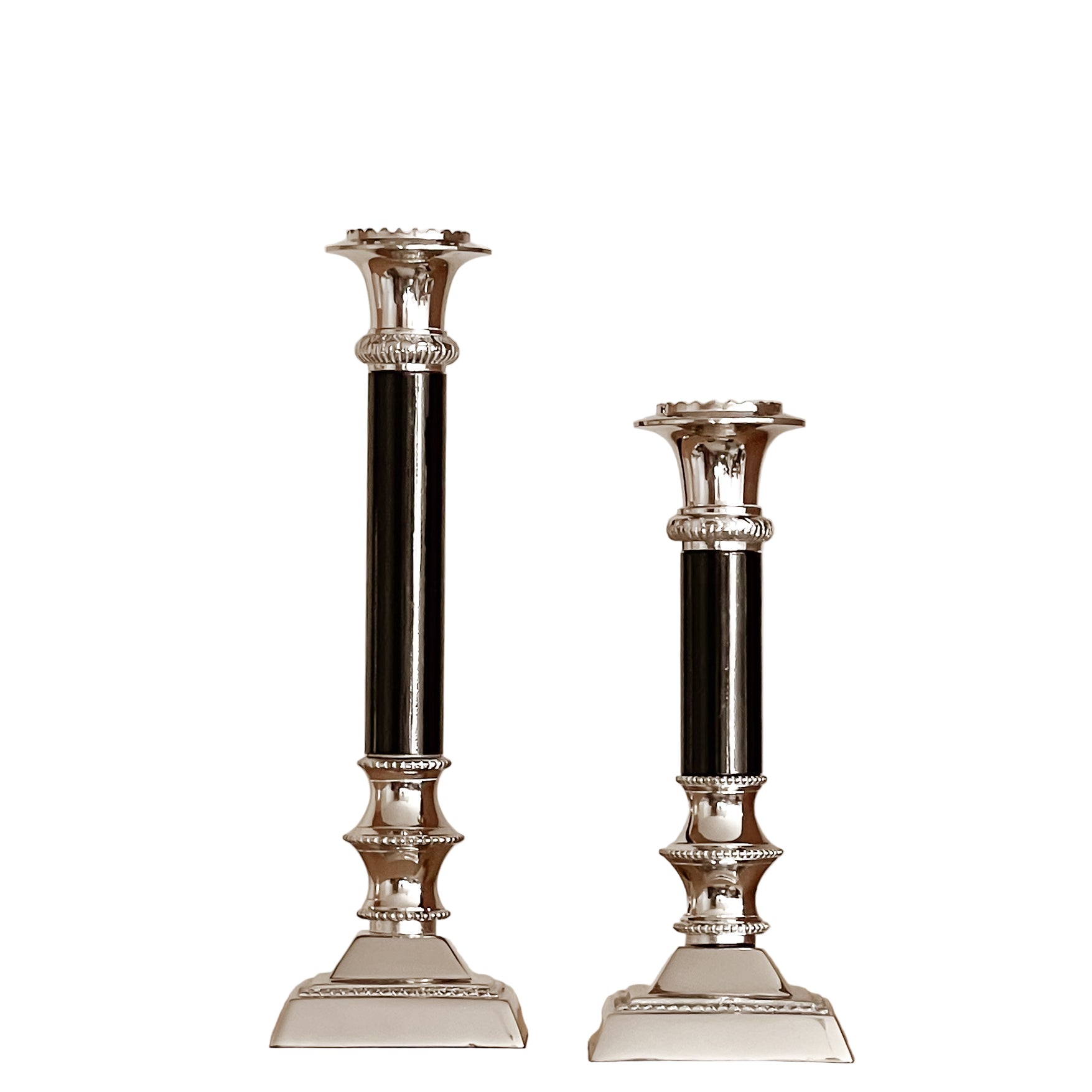 set van 2 vintage kandelaren – verzilverd met zwarte zuil – pre-loved Noii HOME