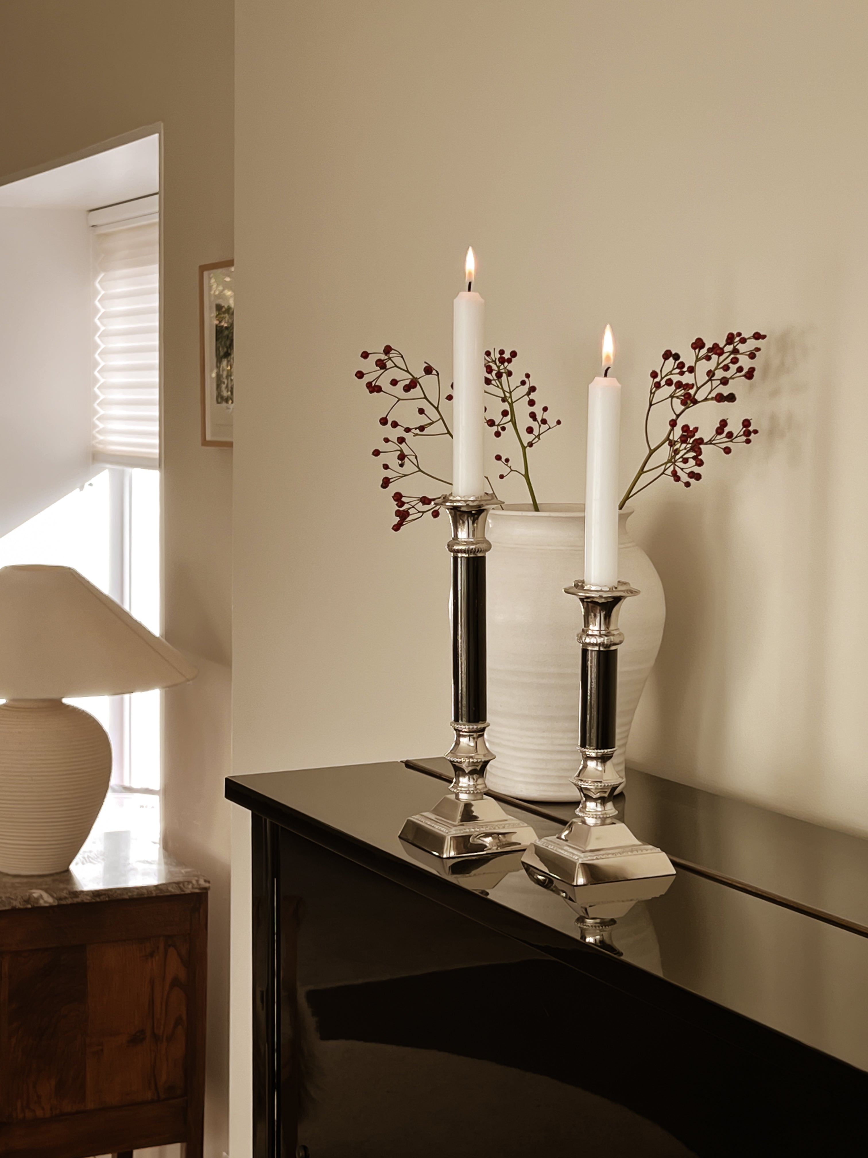 set van 2 vintage kandelaren – verzilverd met zwarte zuil – pre-loved Noii HOME