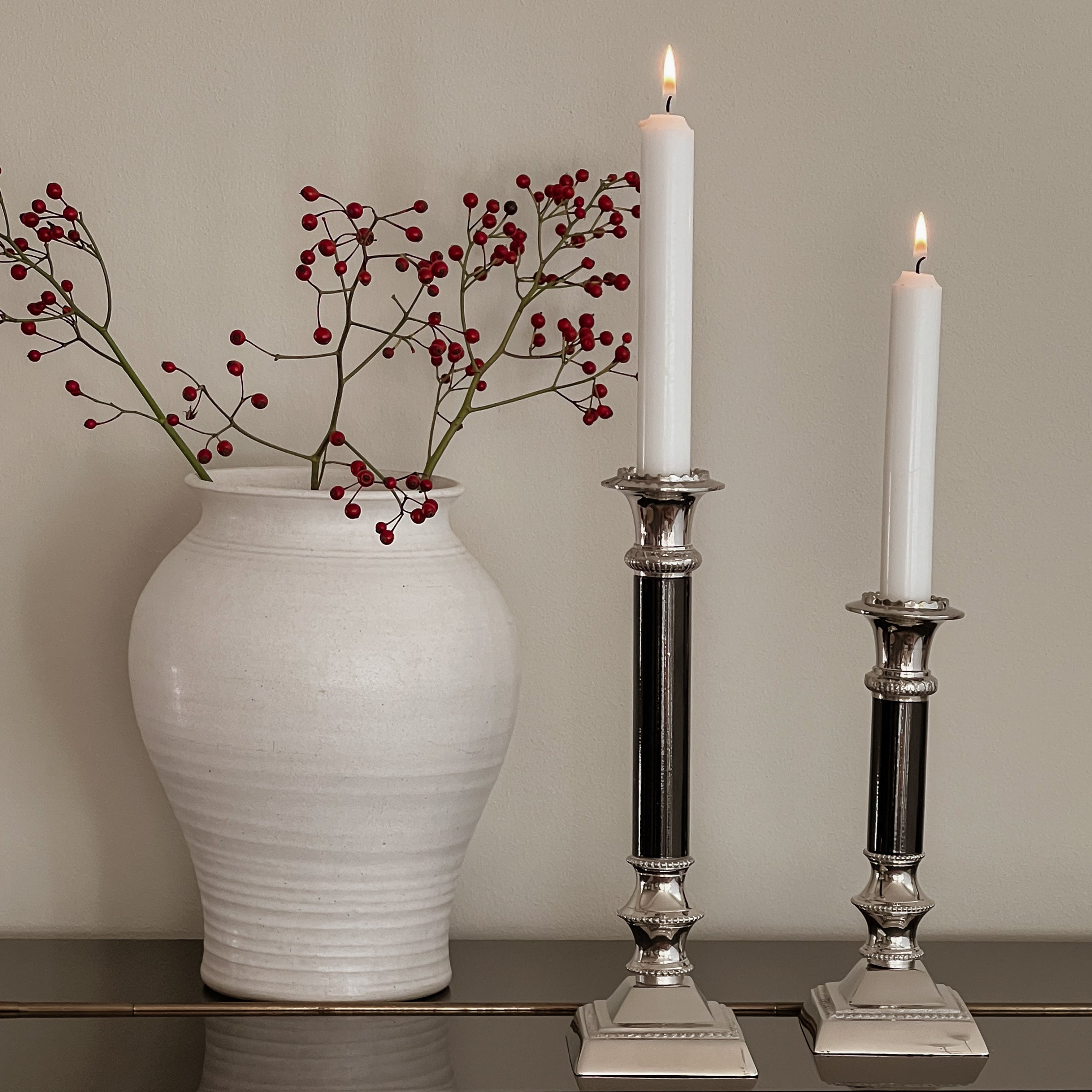 set van 2 vintage kandelaren – verzilverd met zwarte zuil – pre-loved Noii HOME