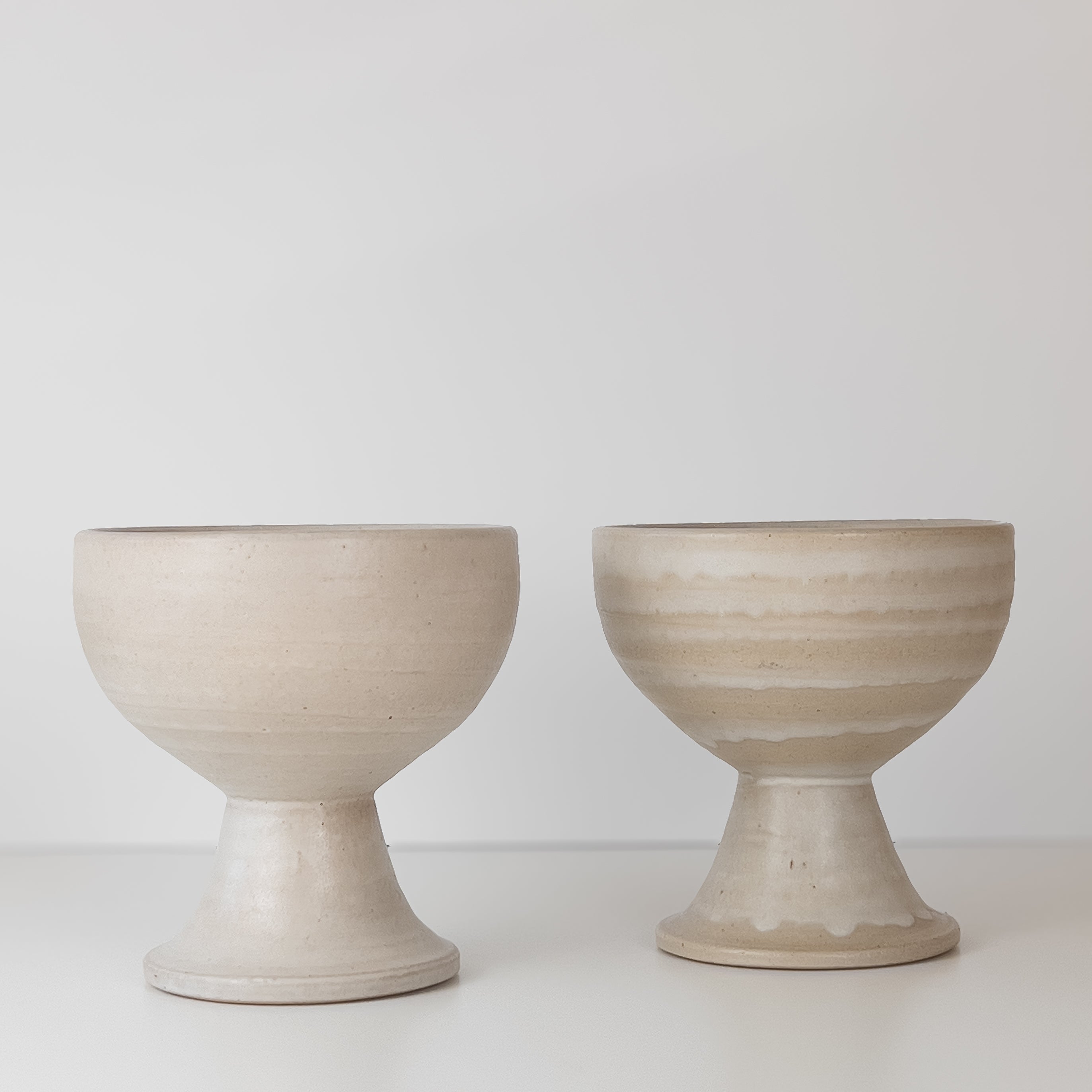 set van 2 vintage keramieken kommen – kandelaar – op voet - beige-grijs Noii HOME