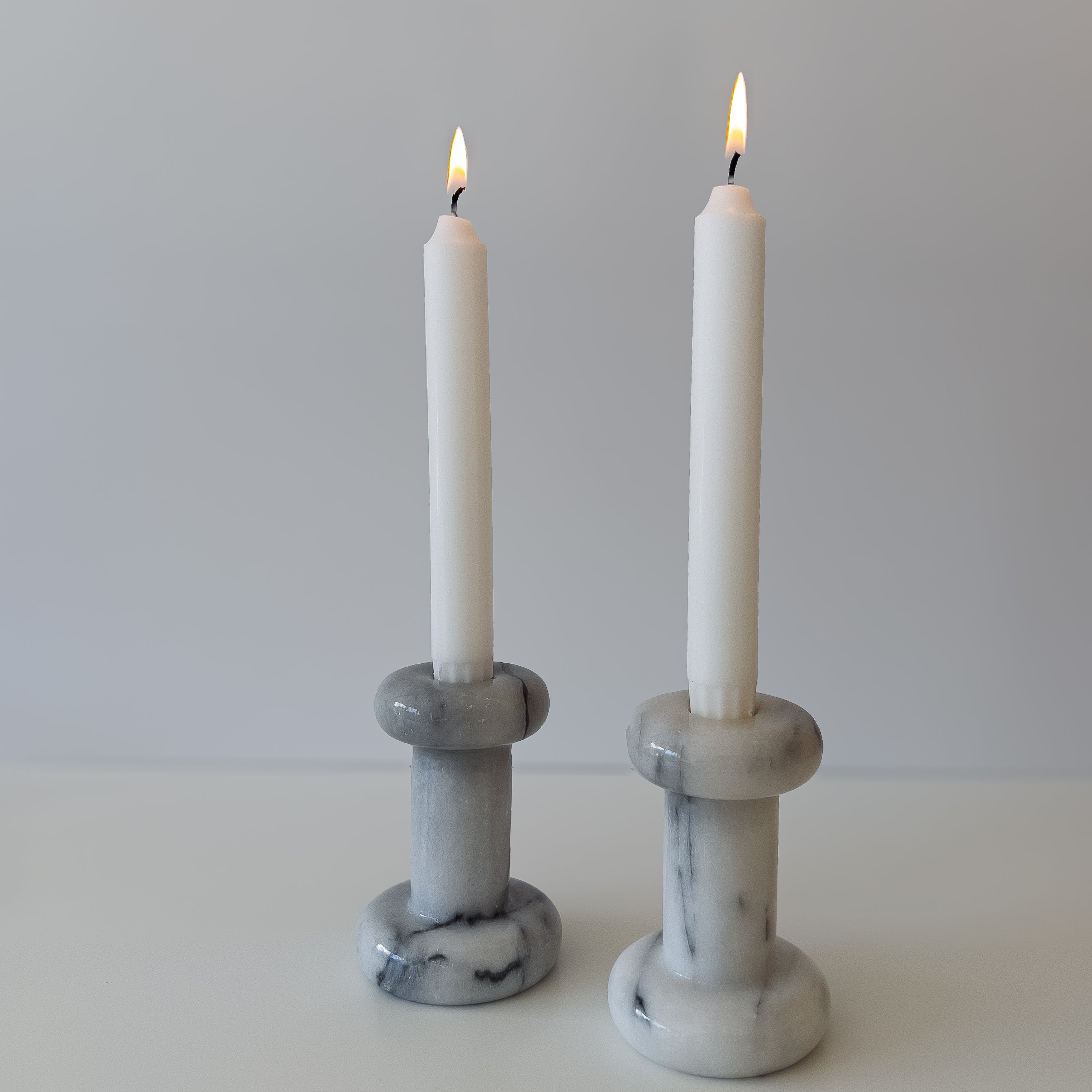 set van 2 vintage marmeren kandelaars – grijs/wit Noii HOME