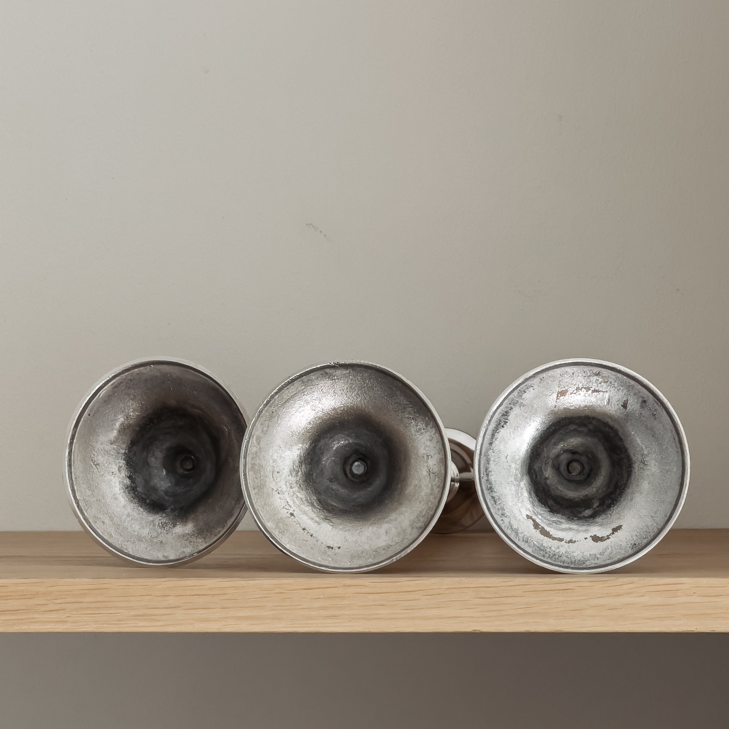 set van 3 pre-loved metalen kandelaars – chroomkleurig (zilver) – 25 cm Noii HOME