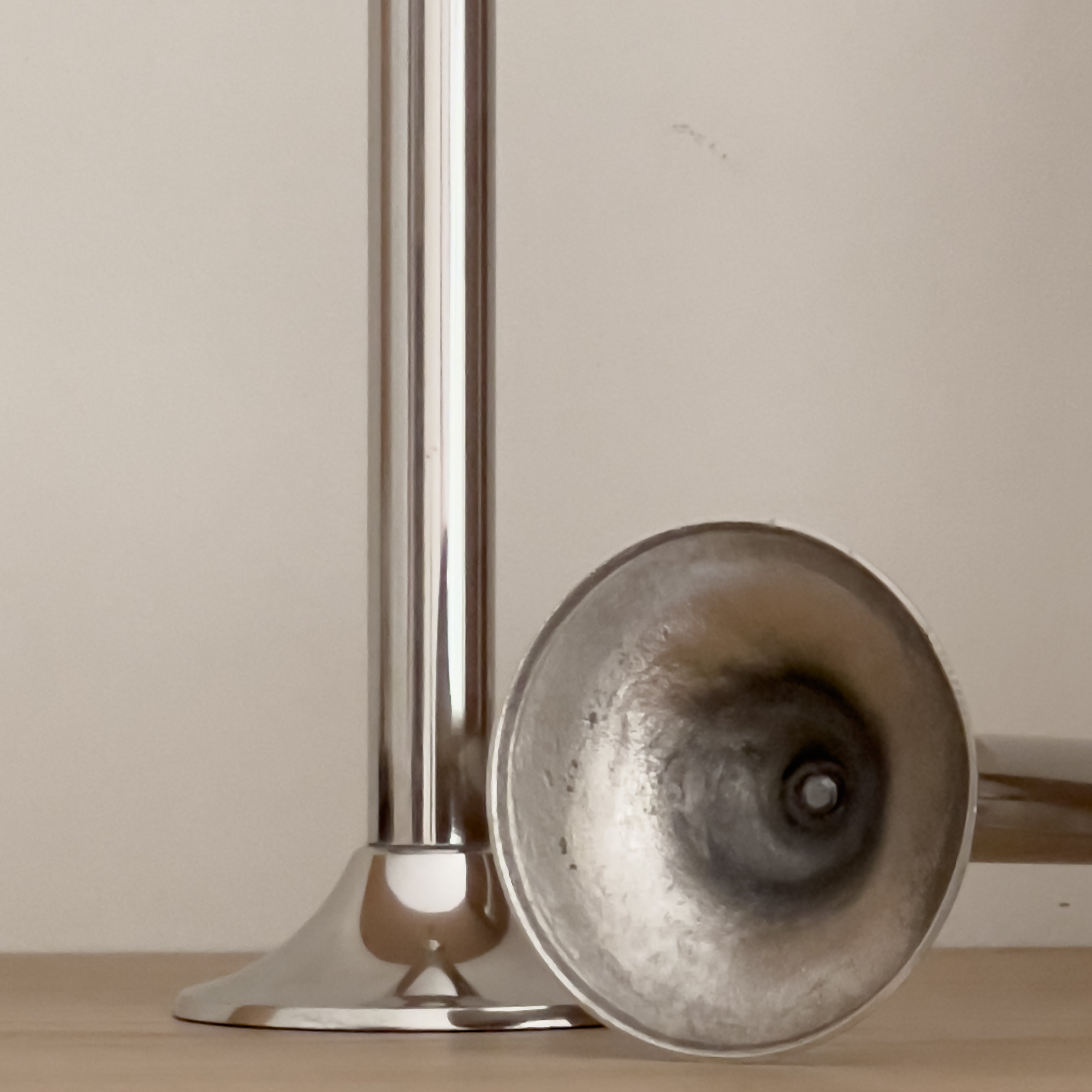 set van 3 pre-loved metalen kandelaars – chroomkleurig (zilver) – 25 cm Noii HOME