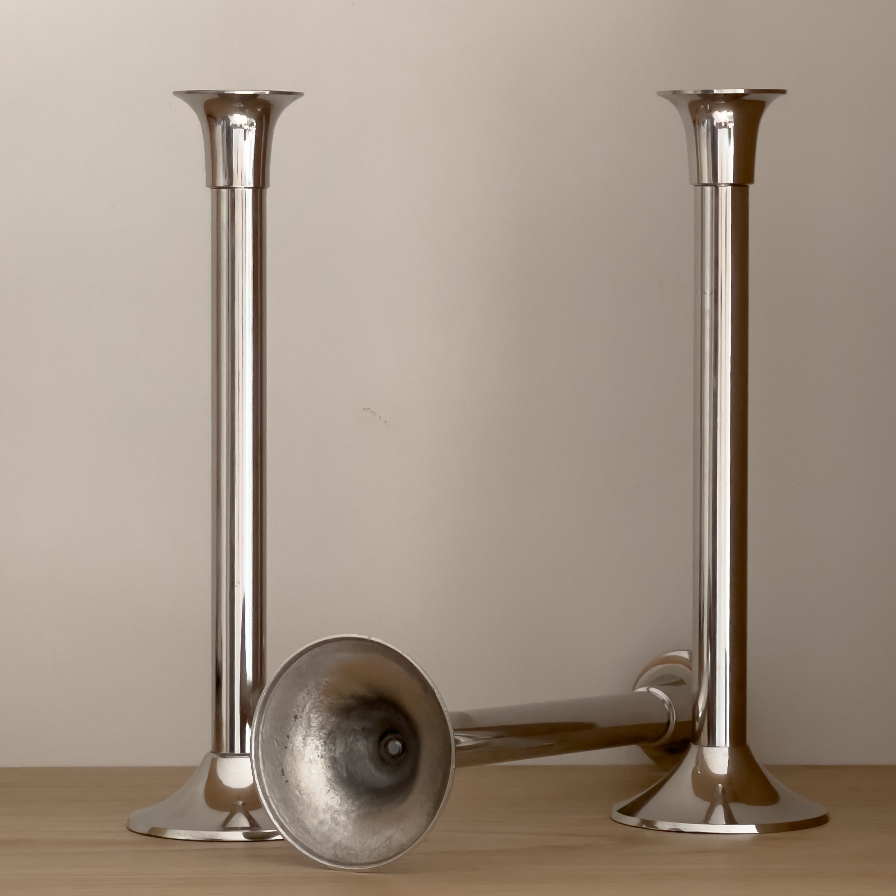 set van 3 pre-loved metalen kandelaars – chroomkleurig (zilver) – 25 cm Noii HOME