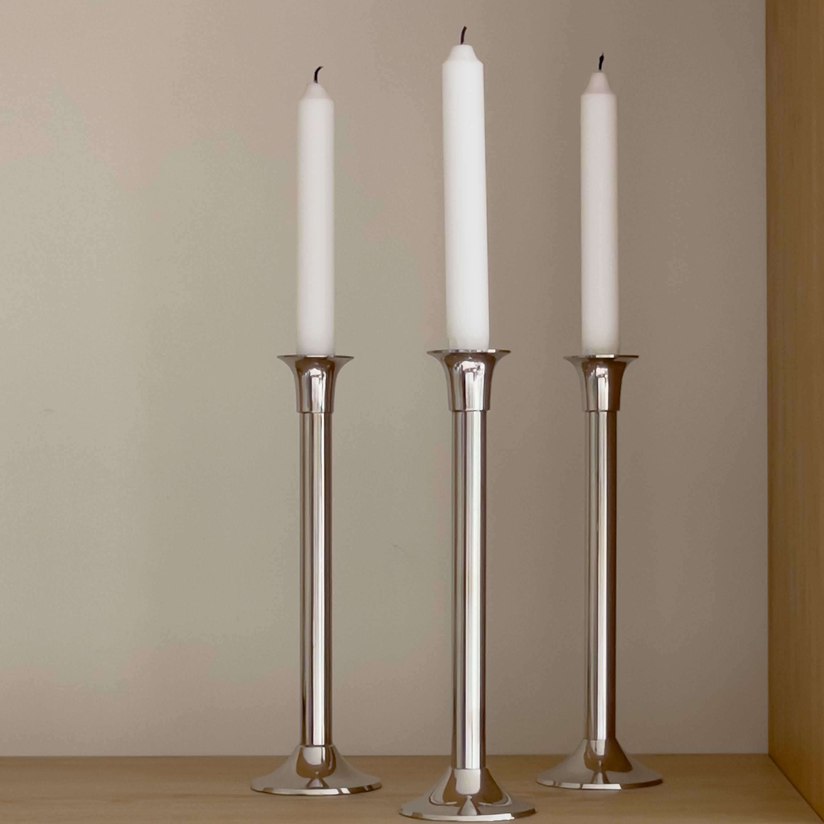 set van 3 pre-loved metalen kandelaars – chroomkleurig (zilver) – 25 cm Noii HOME