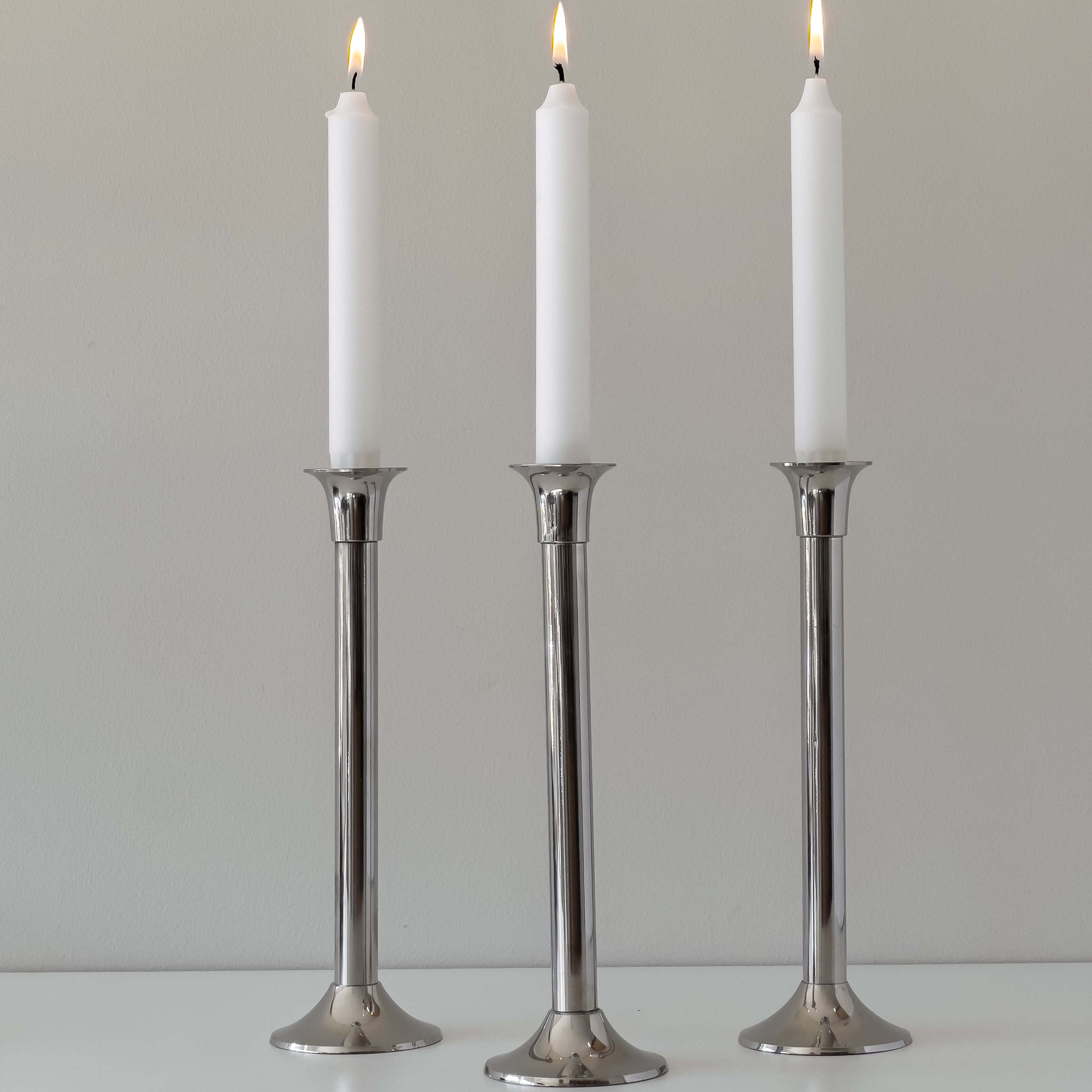set van 3 pre-loved metalen kandelaars – chroomkleurig (zilver) – 25 cm Noii HOME
