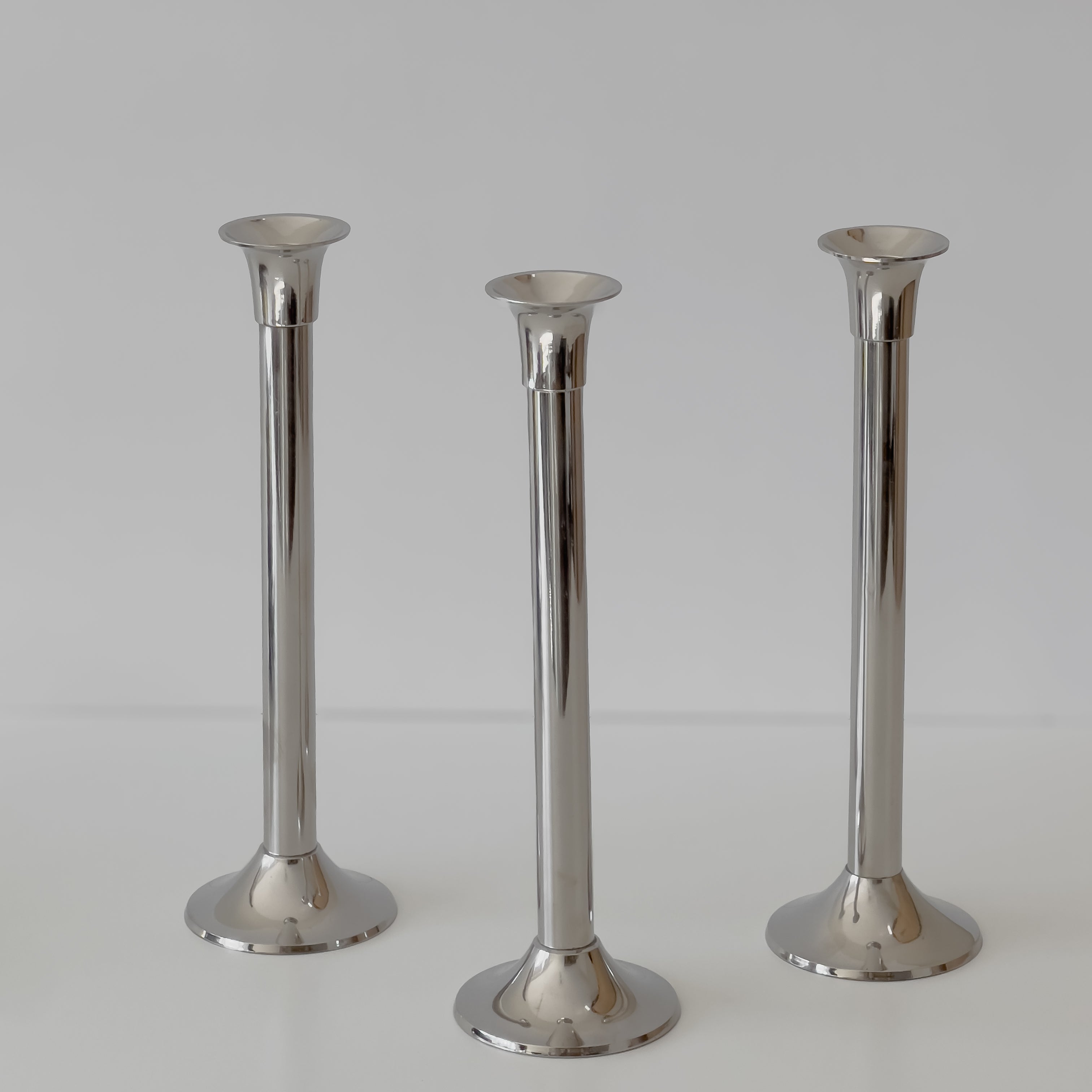 set van 3 pre-loved metalen kandelaars – chroomkleurig (zilver) – 25 cm Noii HOME