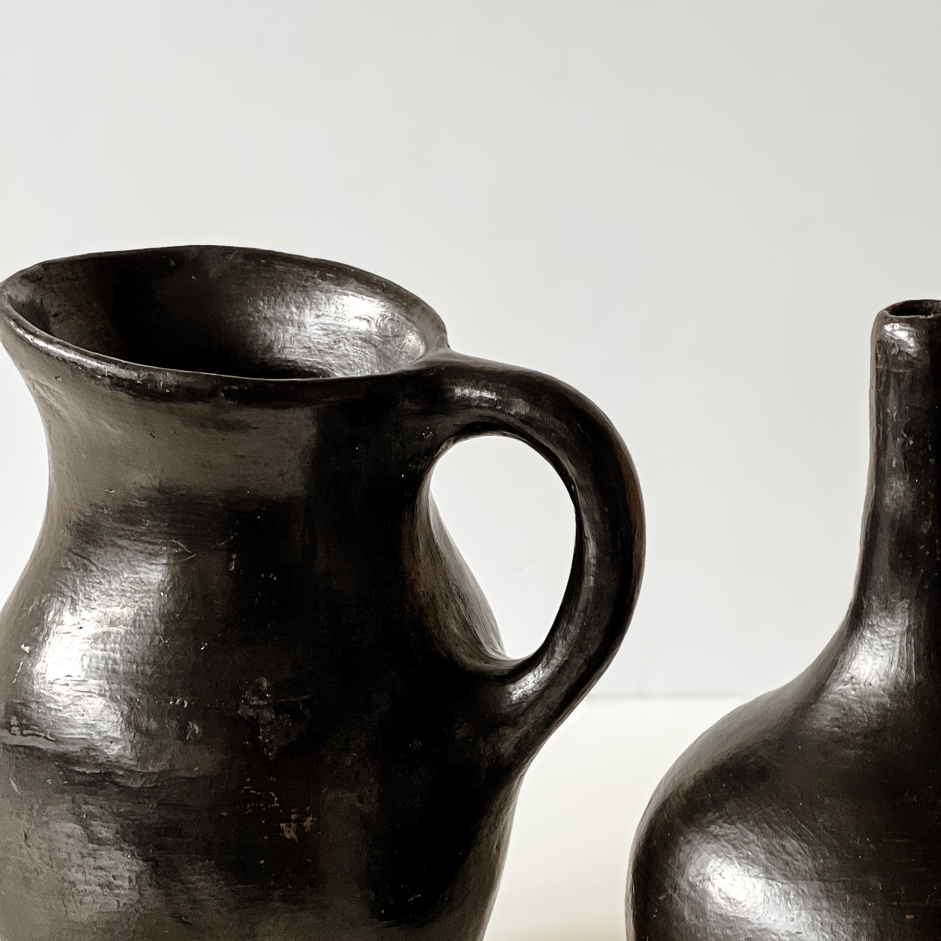 set van twee zwarte aardewerken vazen met handvat – pre-loved Noii HOME