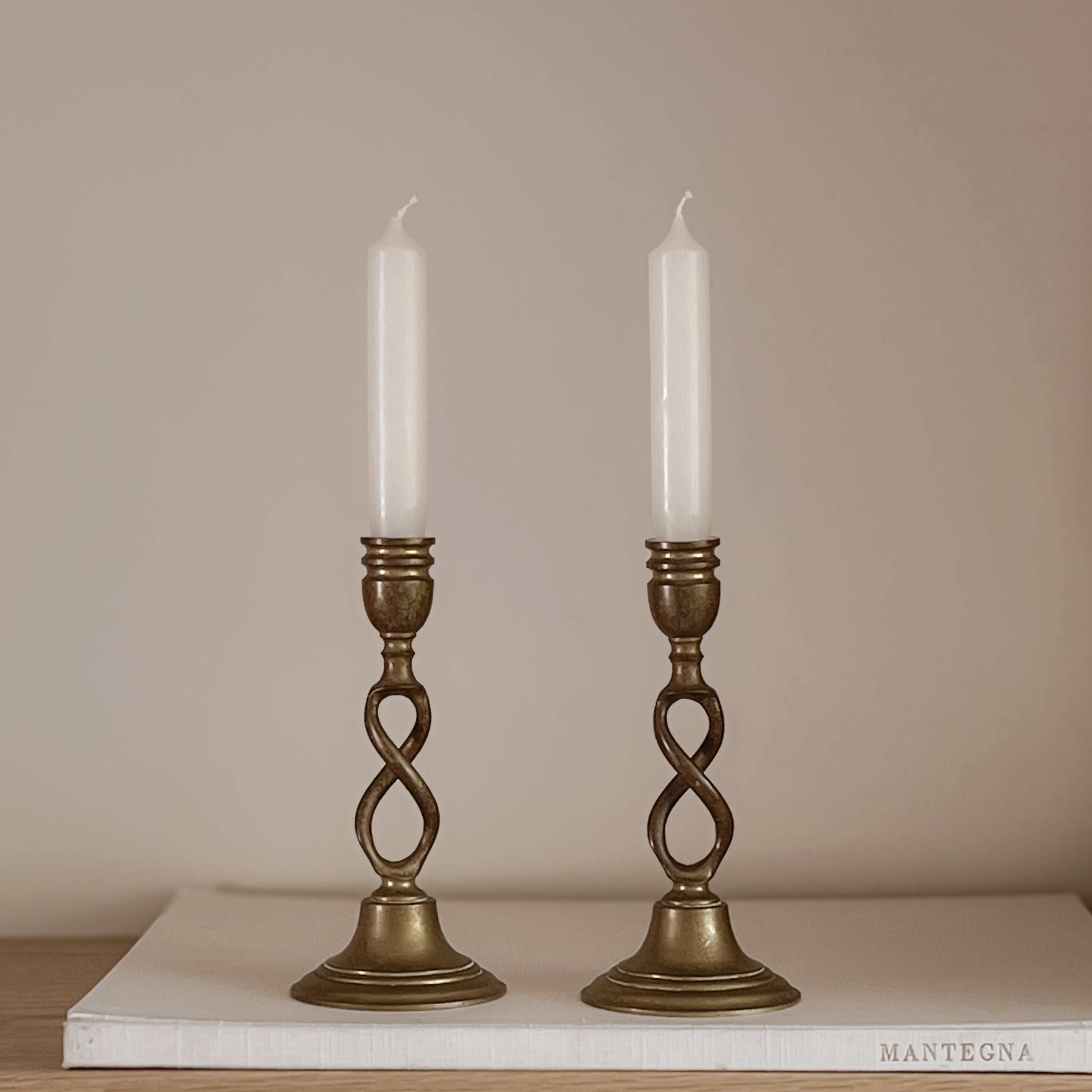 set vintage messing kandelaars met open gedraaide vorm Noii HOME