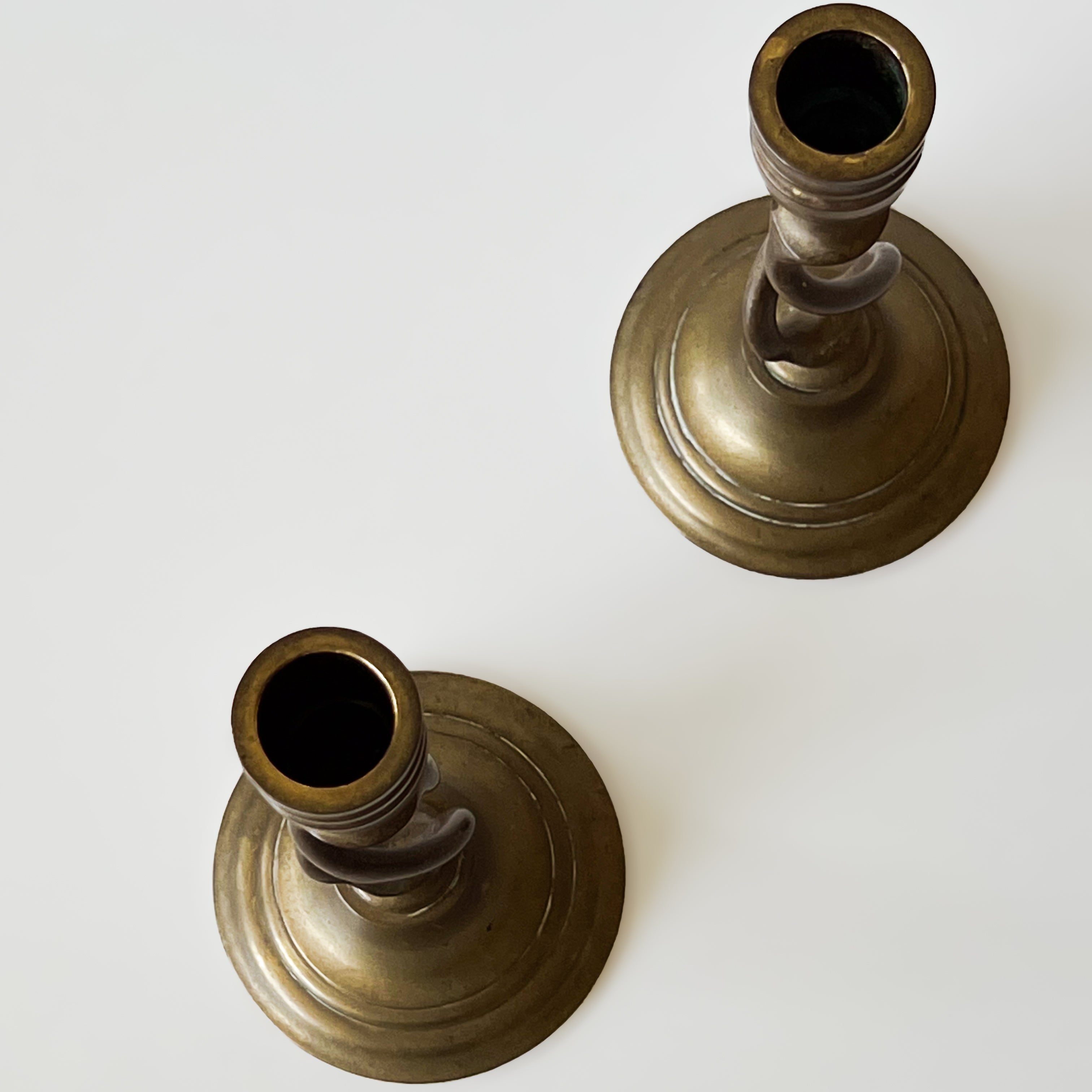 set vintage messing kandelaars met open gedraaide vorm Noii HOME