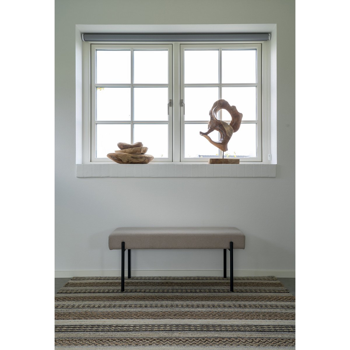 Swindon Bench - Bank, steen met zwarte poten, 100x36x42,5 cm, HN1231 House Nordic ApS