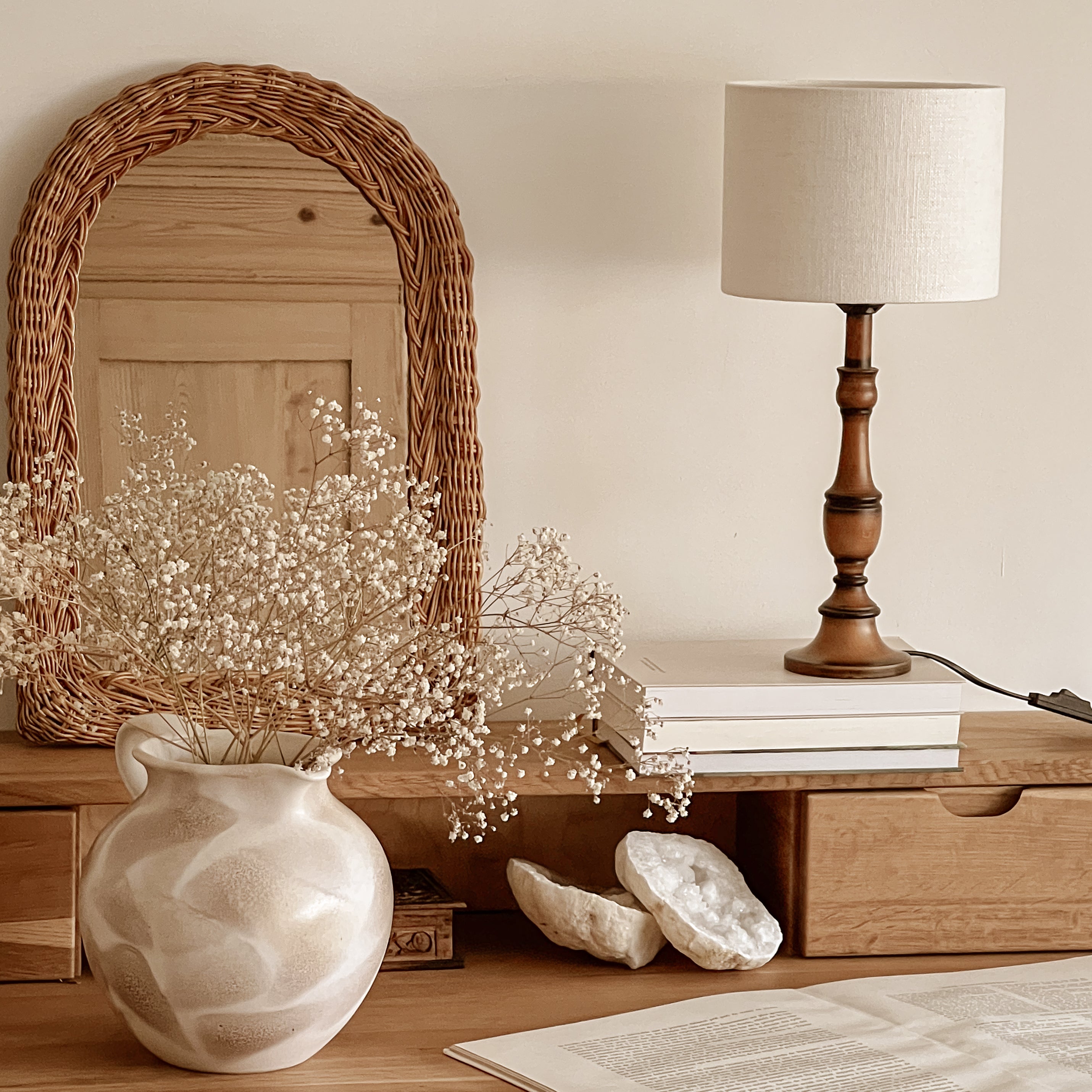 tafellamp - pre-loved - houten voet - roomwitte kap Noii HOME