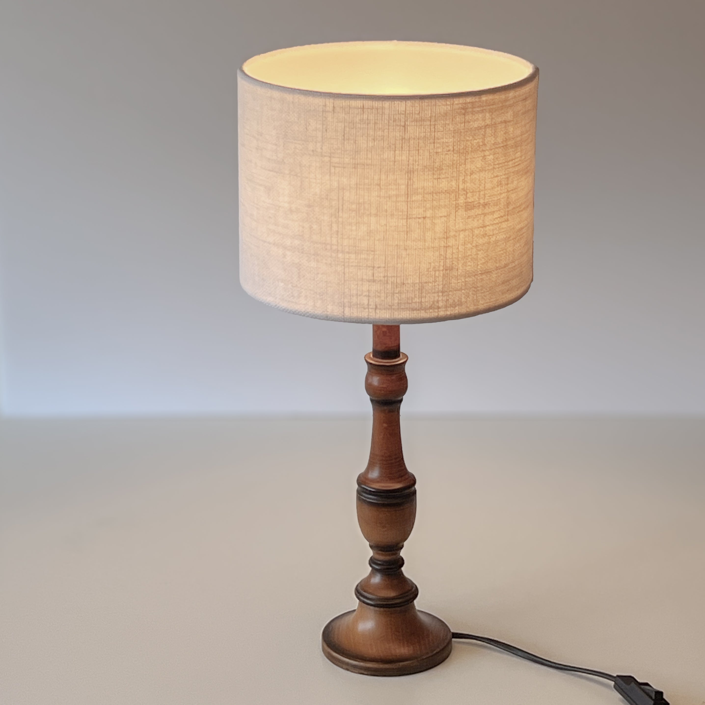tafellamp - pre-loved - houten voet - roomwitte kap Noii HOME