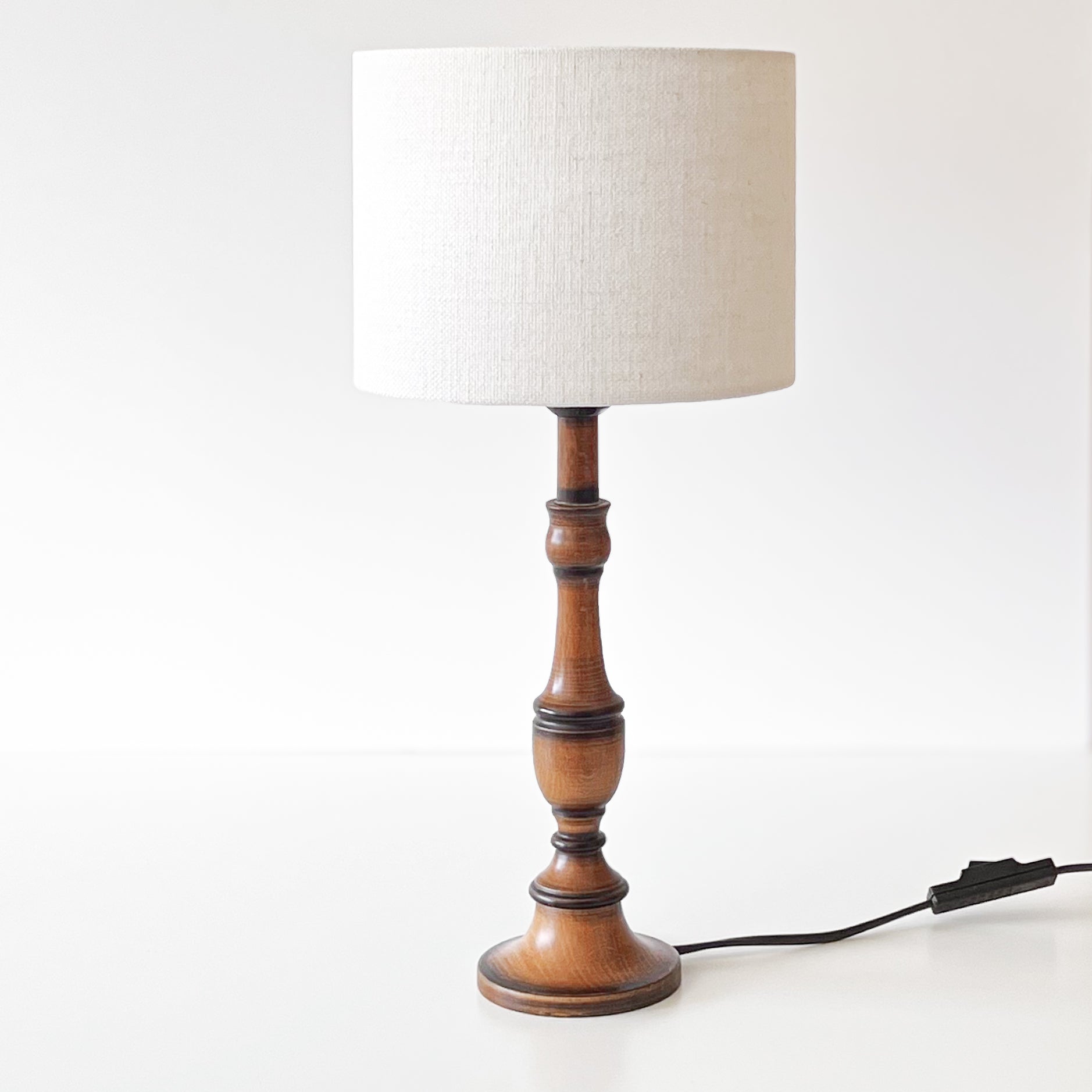 tafellamp - pre-loved - houten voet - roomwitte kap Noii HOME