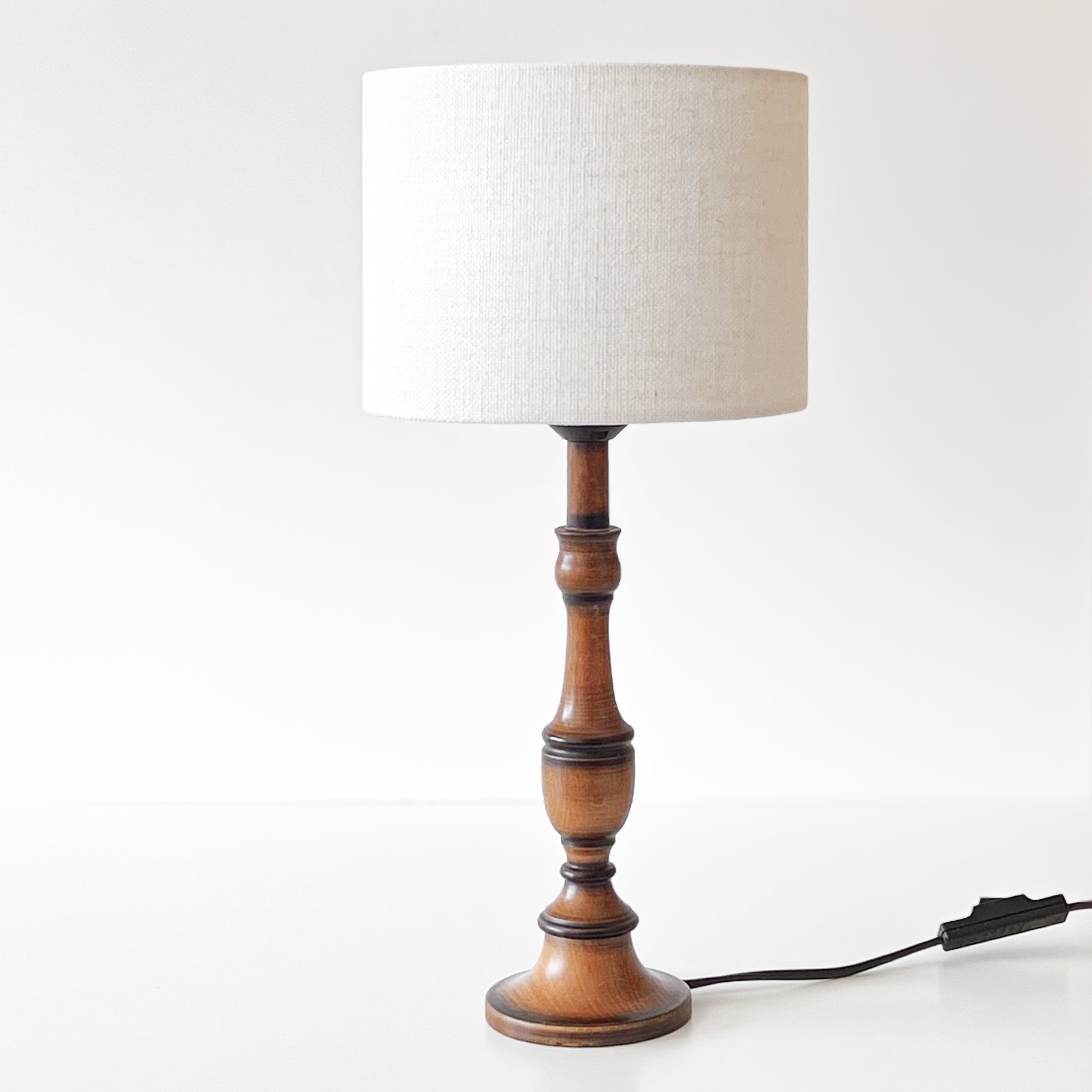 tafellamp - pre-loved - houten voet - roomwitte kap Noii HOME