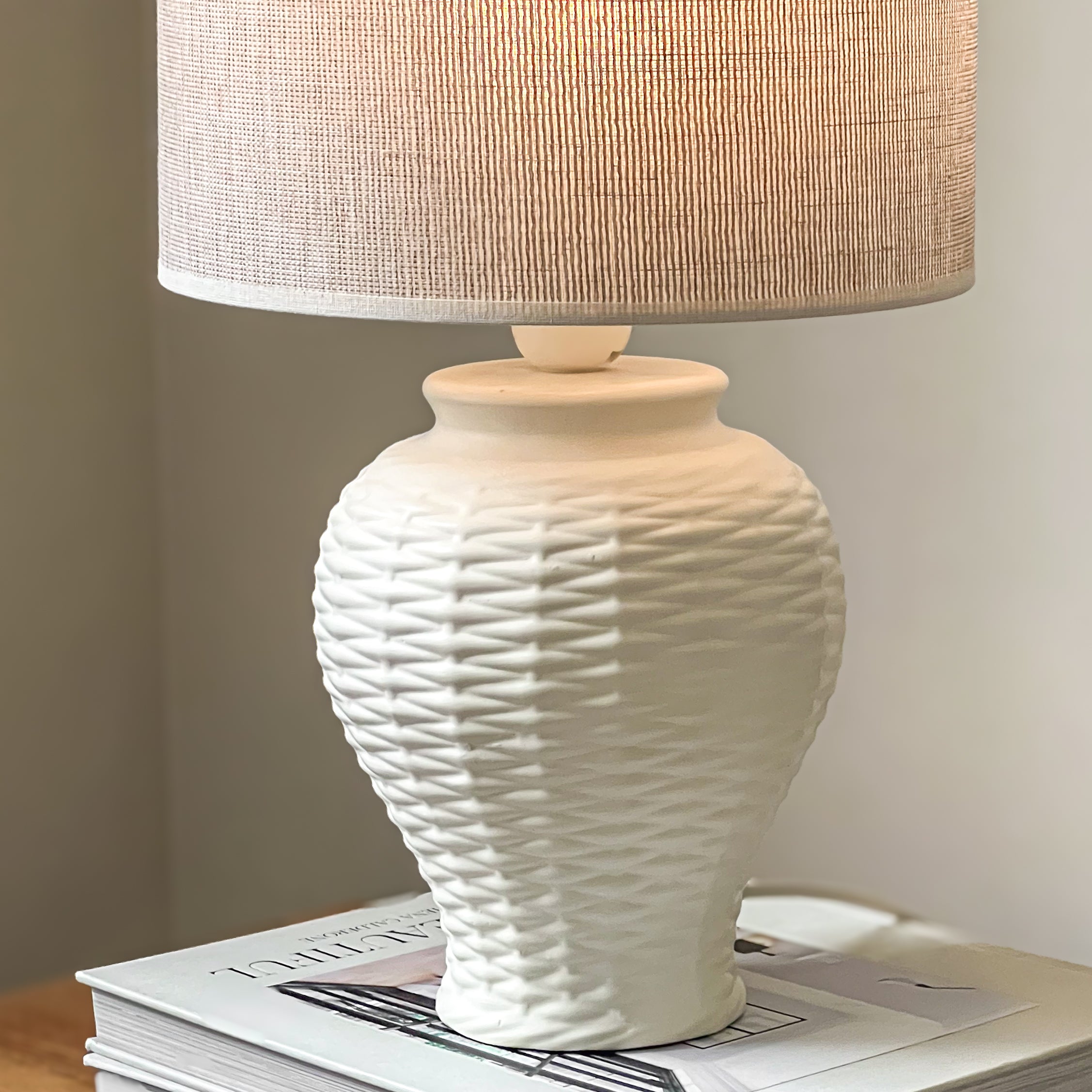 tafellamp – pre-loved lampenvoet met gevlochten structuur en parelwitte cilinderkap Noii HOME