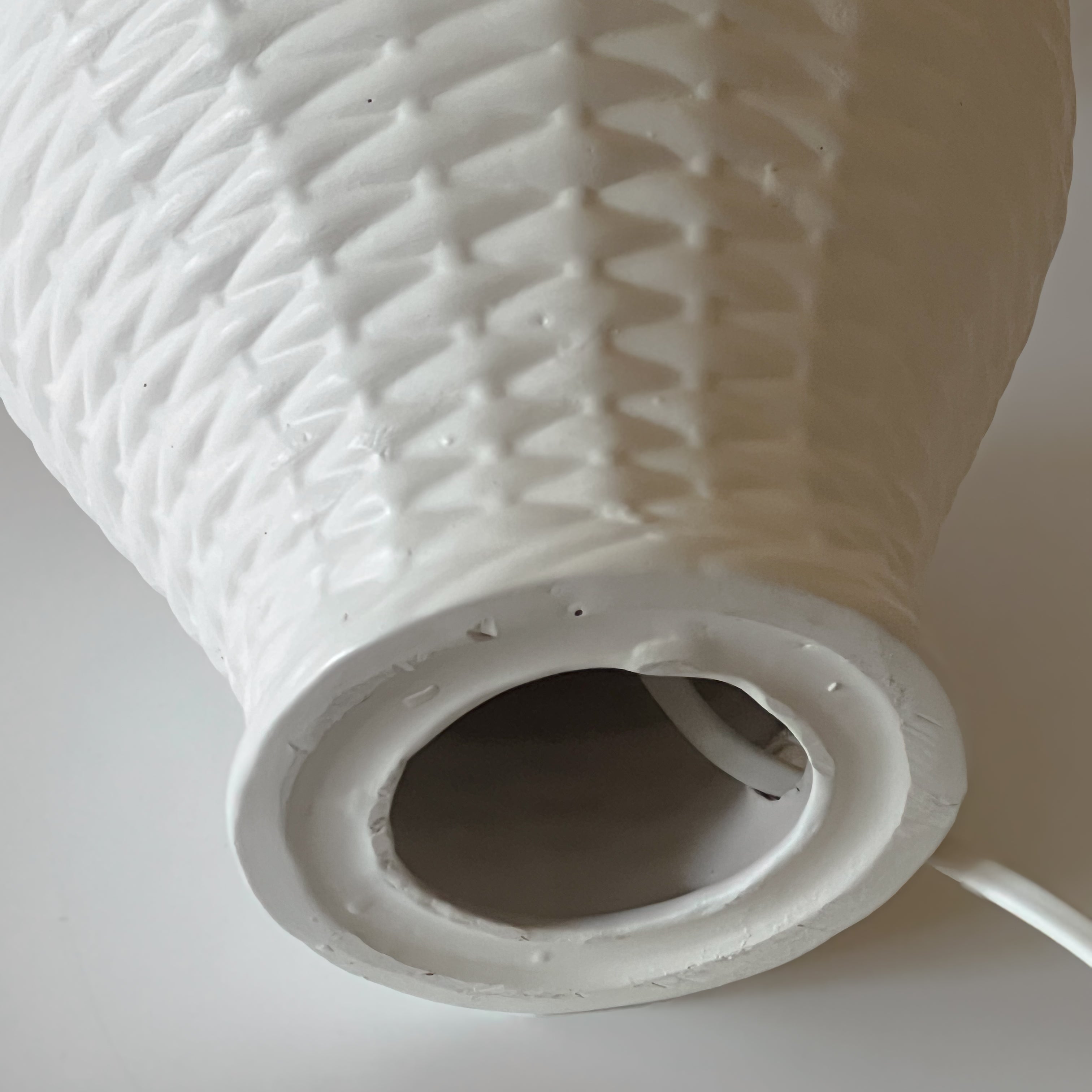 tafellamp – pre-loved lampenvoet met gevlochten structuur en parelwitte cilinderkap Noii HOME