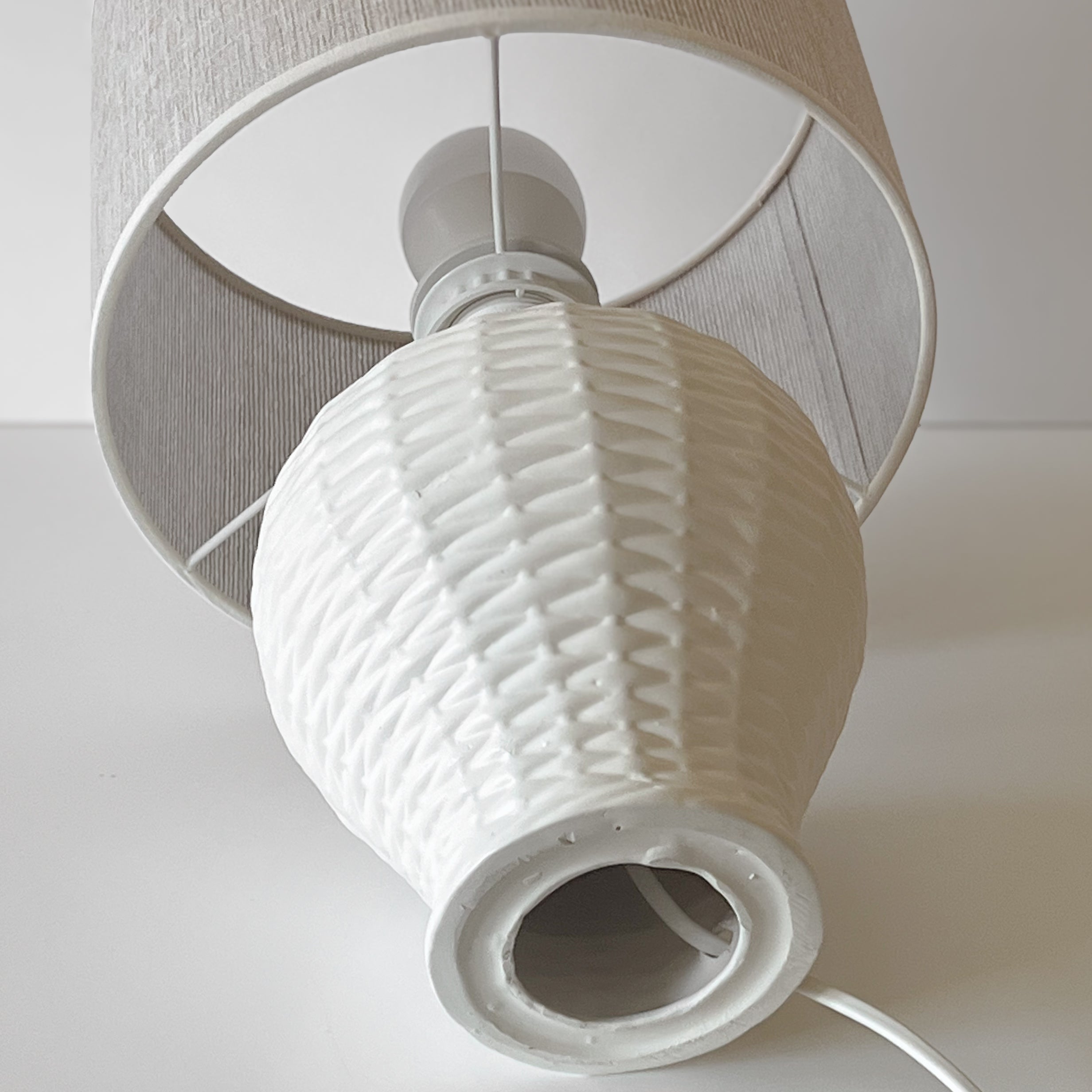 tafellamp – pre-loved lampenvoet met gevlochten structuur en parelwitte cilinderkap Noii HOME