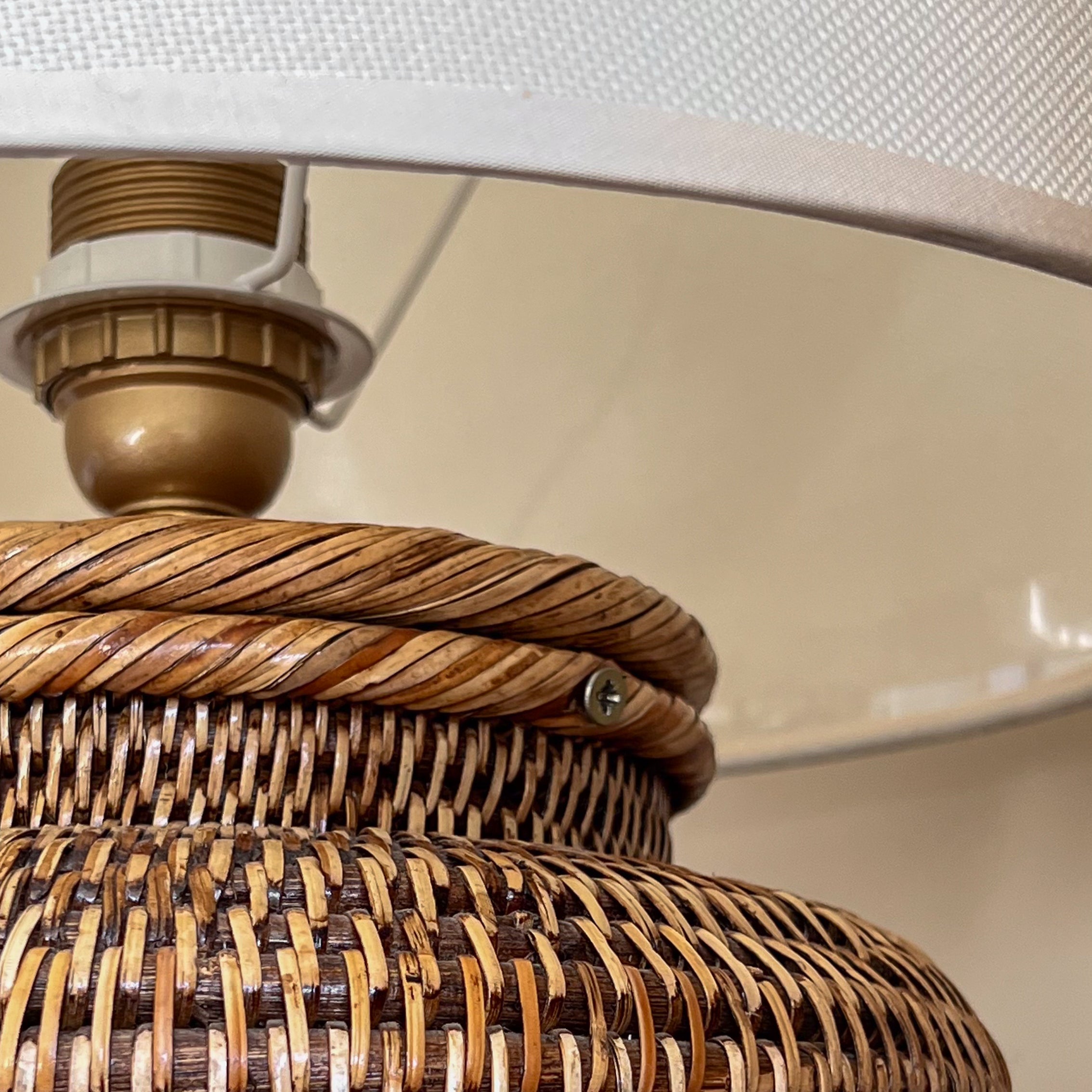 tafellamp van rattan met warm witte kap – naturel – pre-loved voet Noii HOME