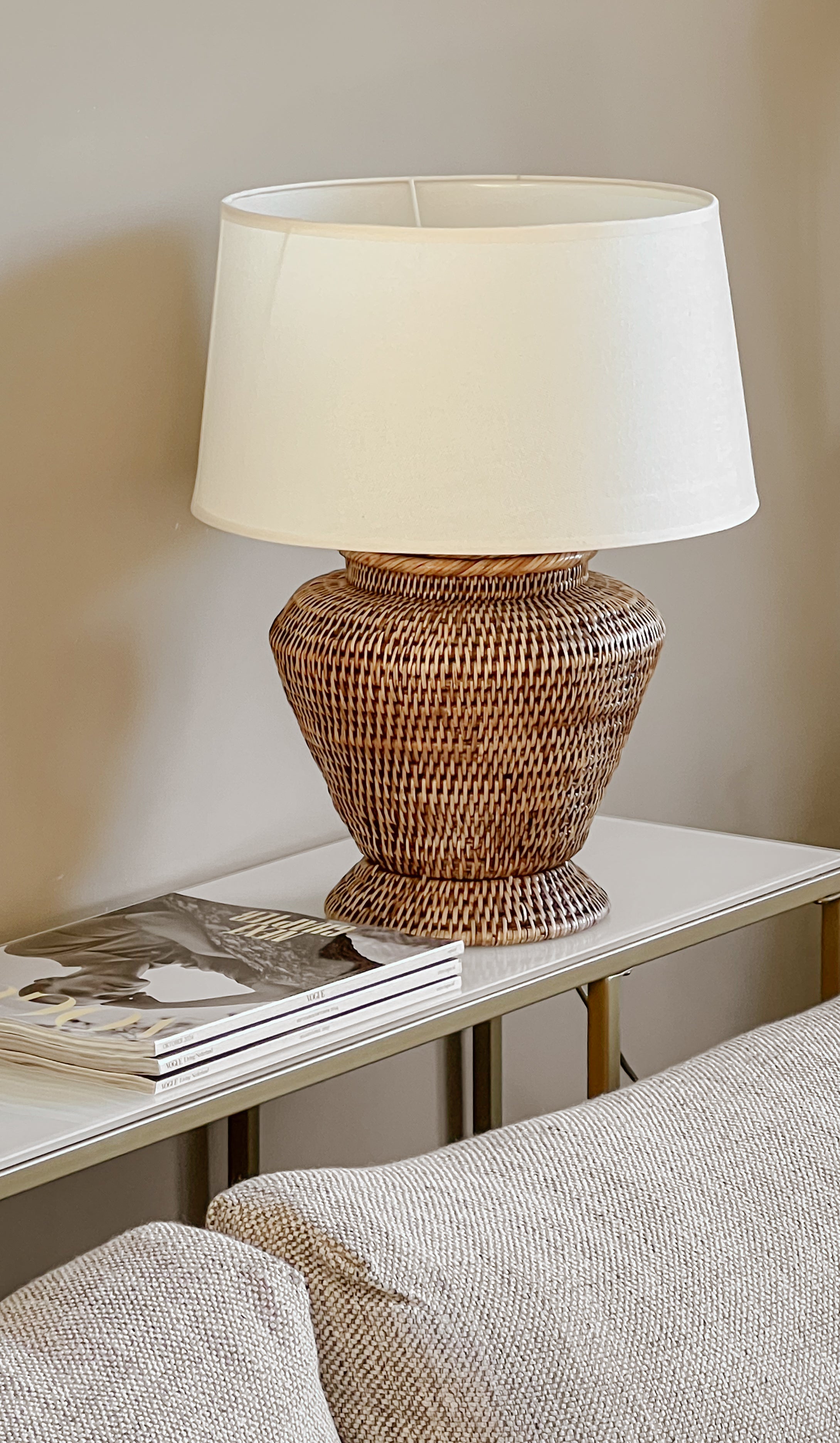 tafellamp van rattan met warm witte kap – naturel – pre-loved voet Noii HOME