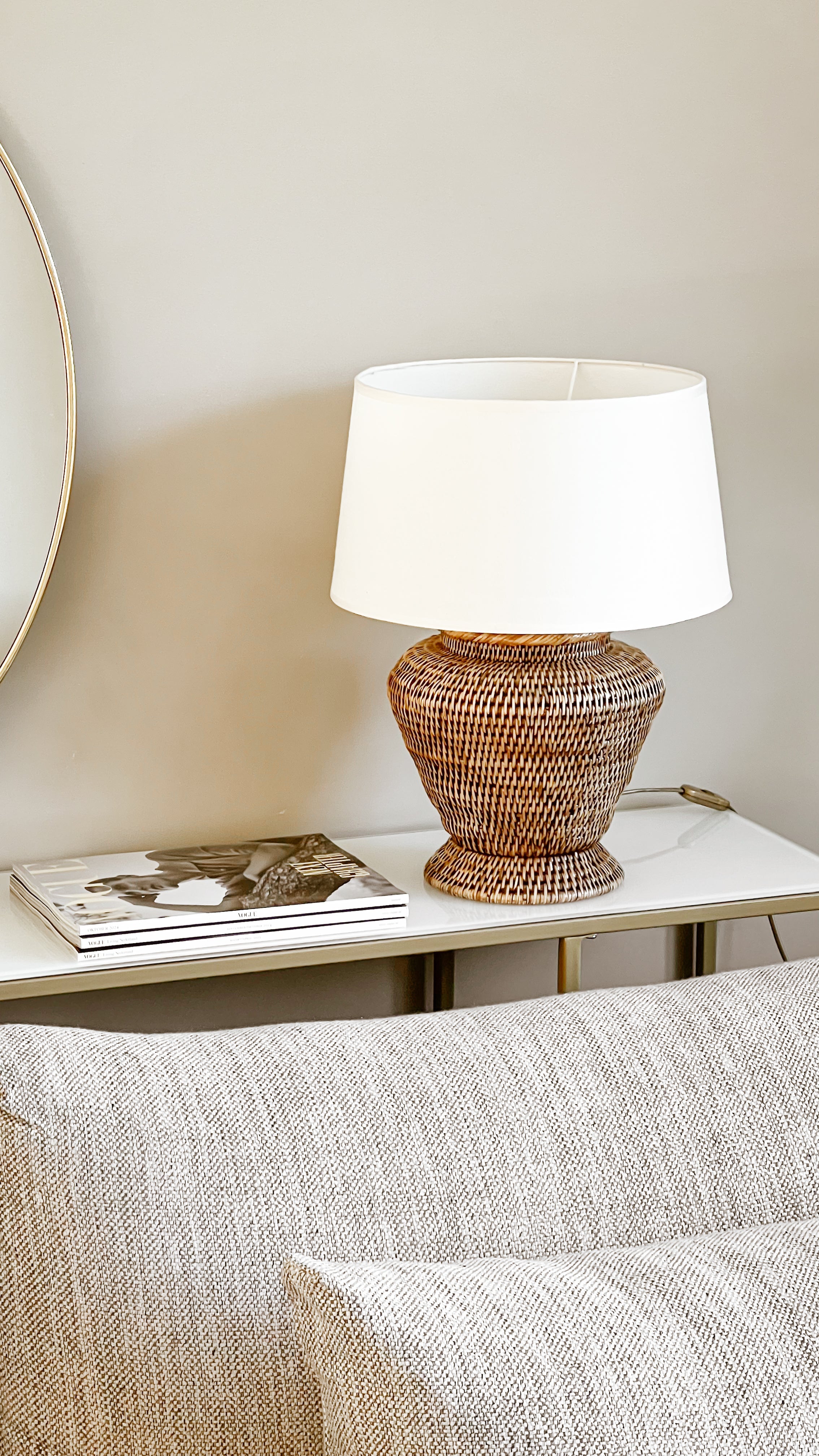 tafellamp van rattan met warm witte kap – naturel – pre-loved voet Noii HOME