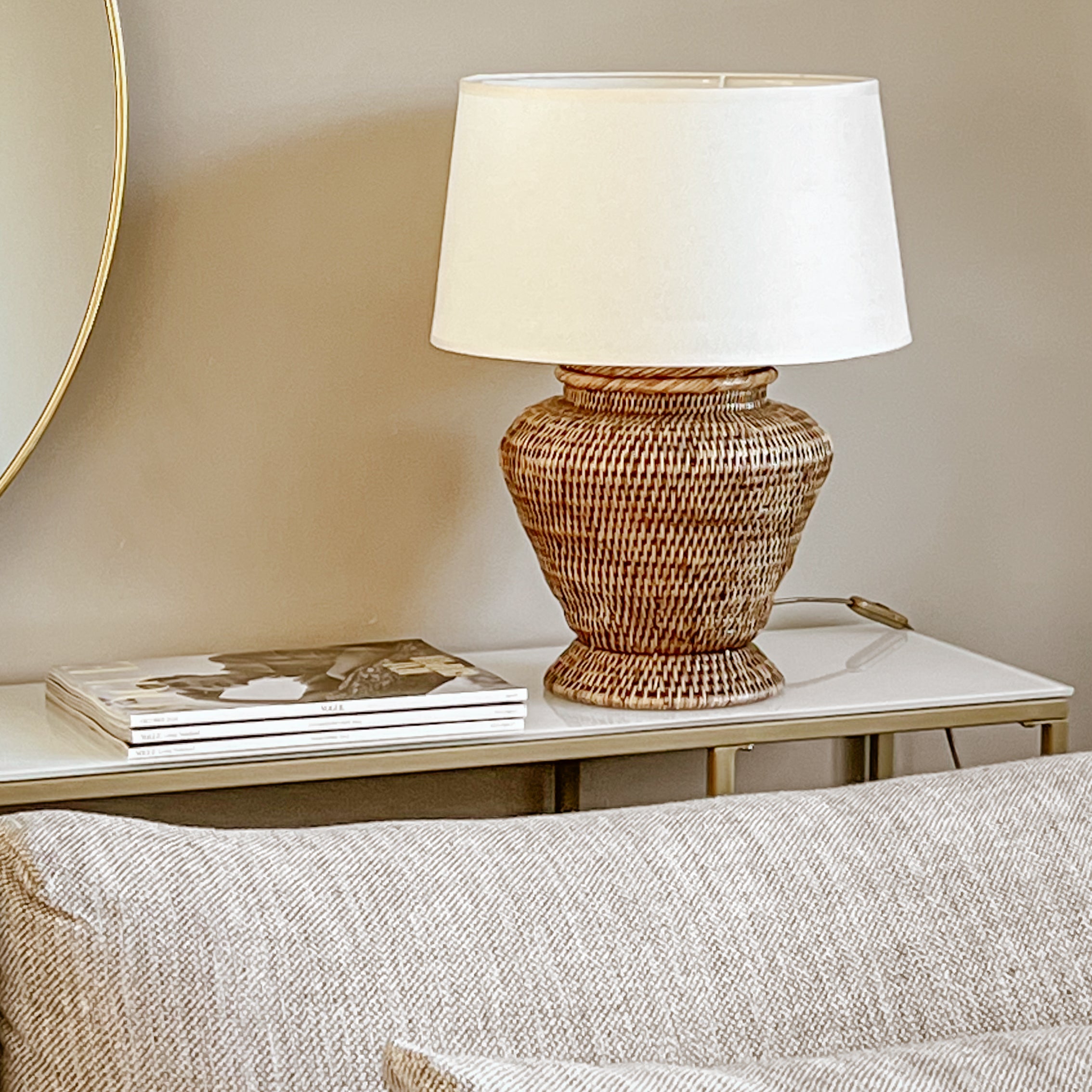 tafellamp van rattan met warm witte kap – naturel – pre-loved voet Noii HOME