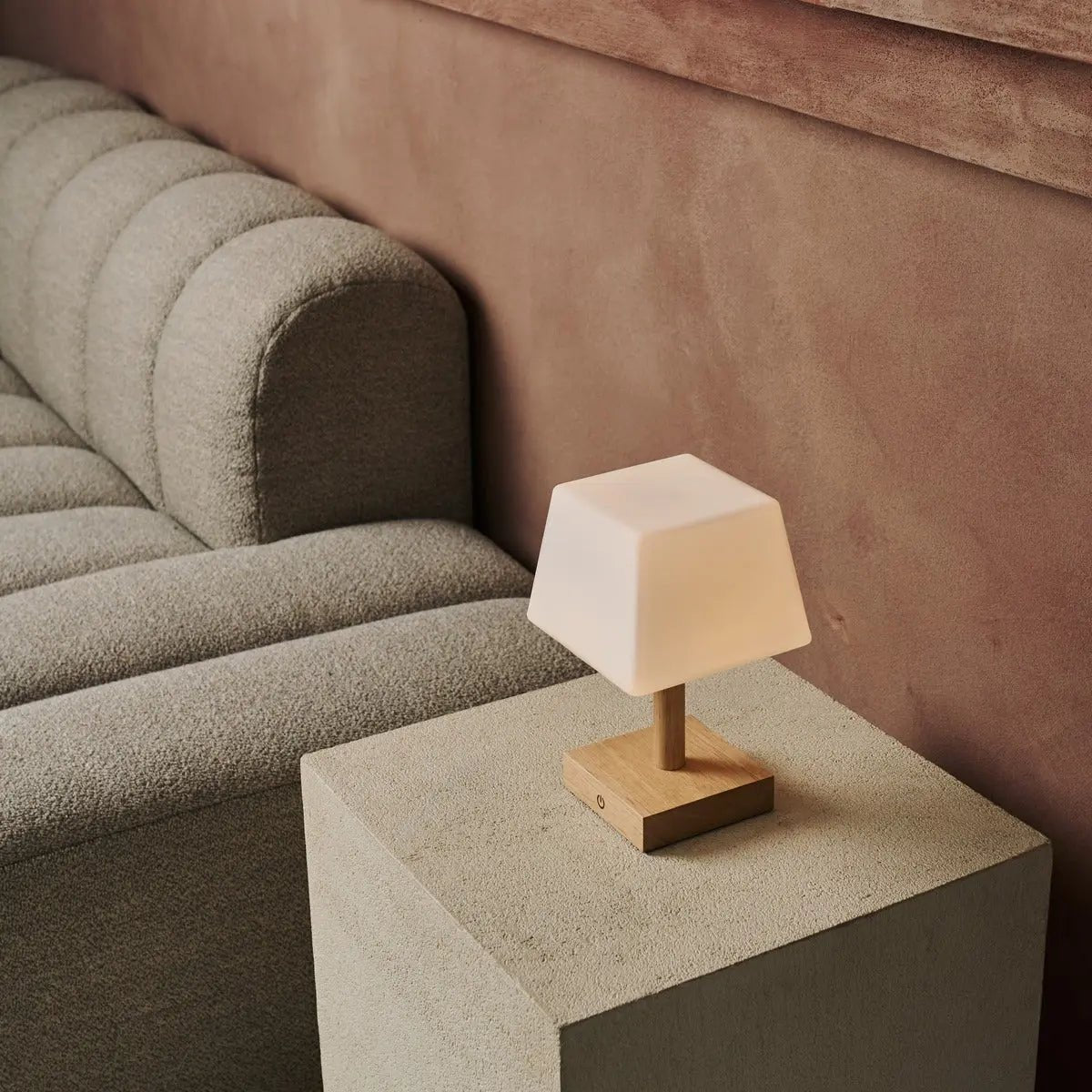 Tommy lichtbruine houten tafellamp met glas - oplaadbare, dimbare lamp, draadloze verlichting Tavellio - Amsterdam