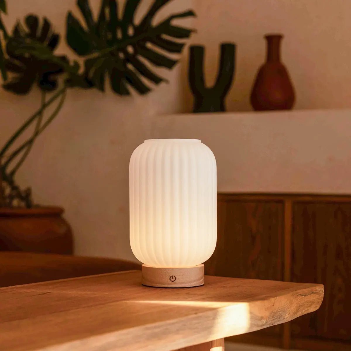 Unieke oplaadbare lamp Lilly – matglas en houten voet, dimbaar, 3 lichtmodi Tavellio - Amsterdam