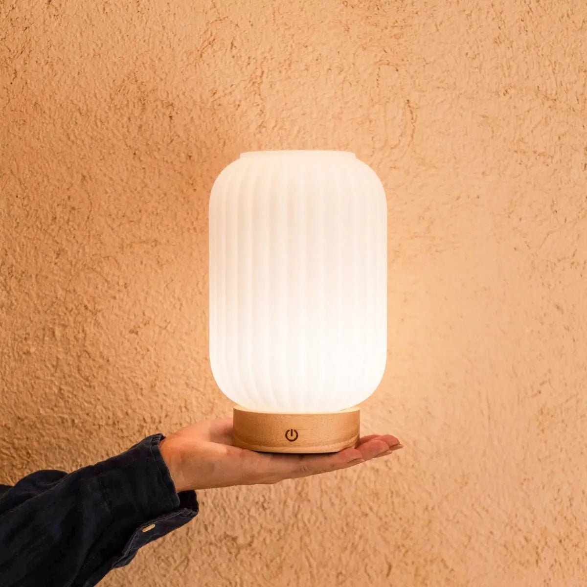 Unieke oplaadbare lamp Lilly – matglas en houten voet, dimbaar, 3 lichtmodi Tavellio - Amsterdam